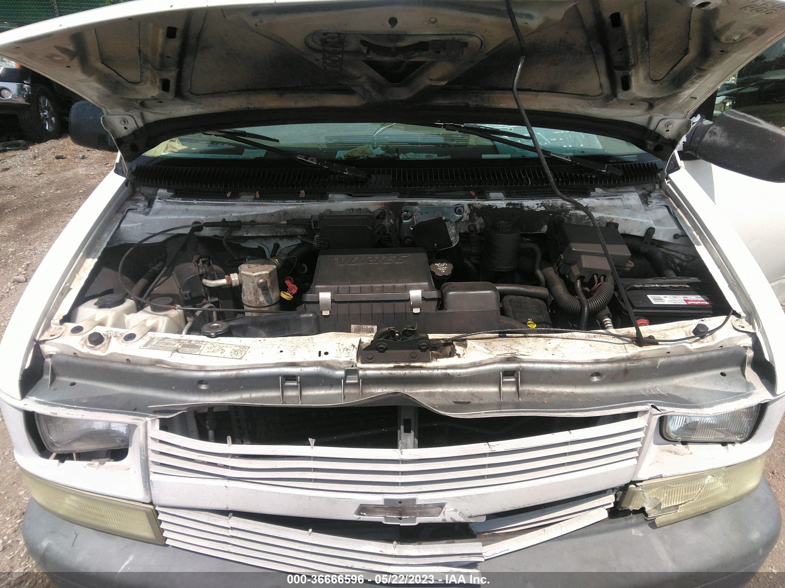 Photo 9 VIN: 1GCDM19X53B128500 - CHEVROLET ASTRO 