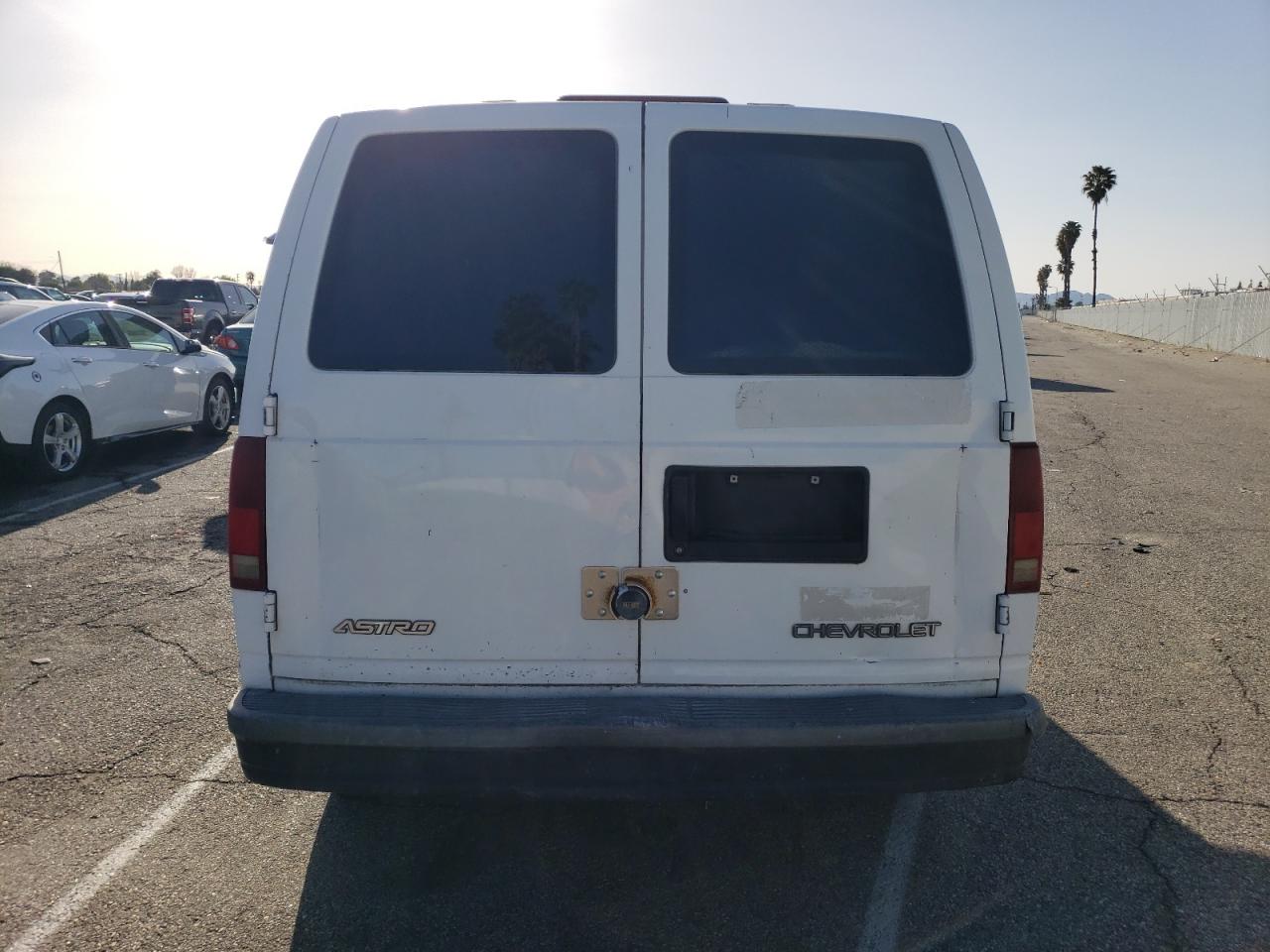 Photo 5 VIN: 1GCDM19X63B126139 - CHEVROLET ASTRO 