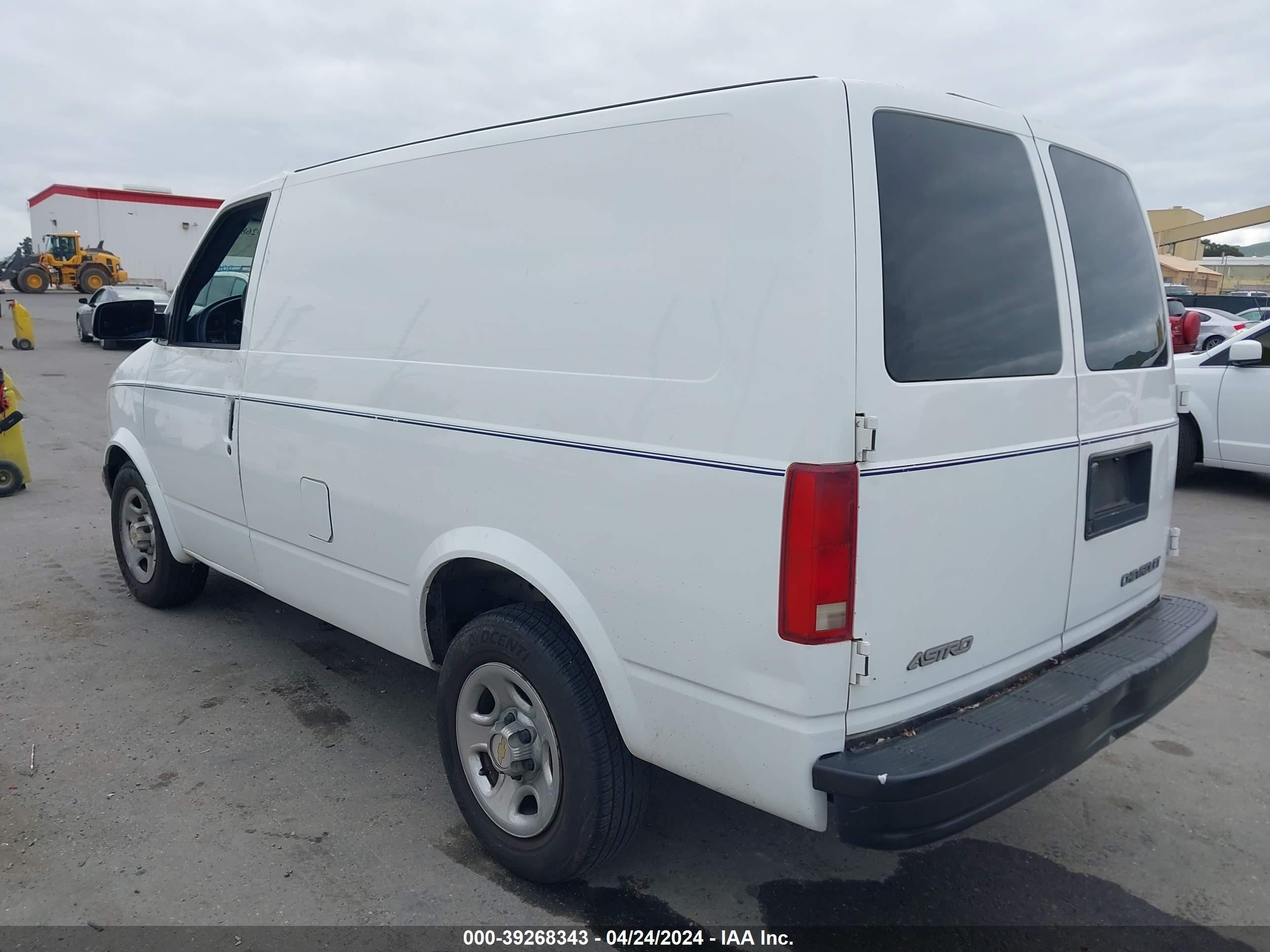 Photo 2 VIN: 1GCDM19X73B123203 - CHEVROLET ASTRO 