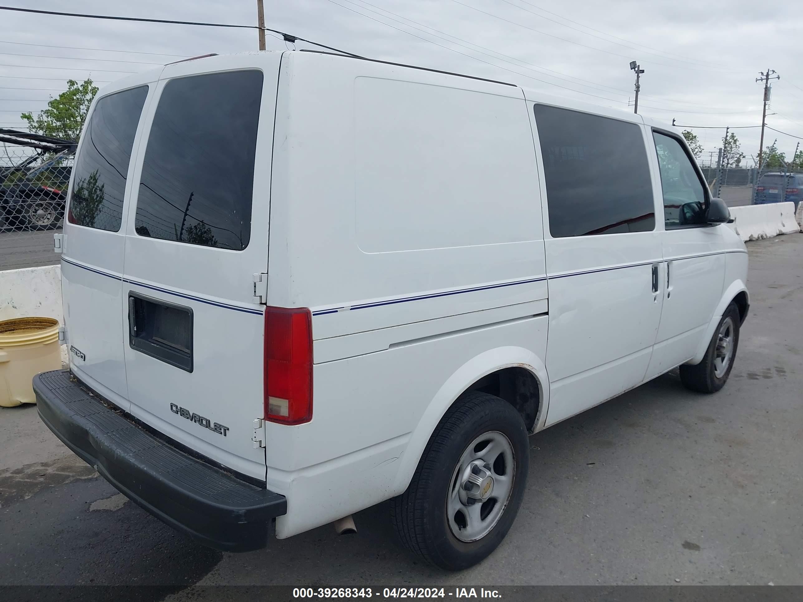 Photo 3 VIN: 1GCDM19X73B123203 - CHEVROLET ASTRO 