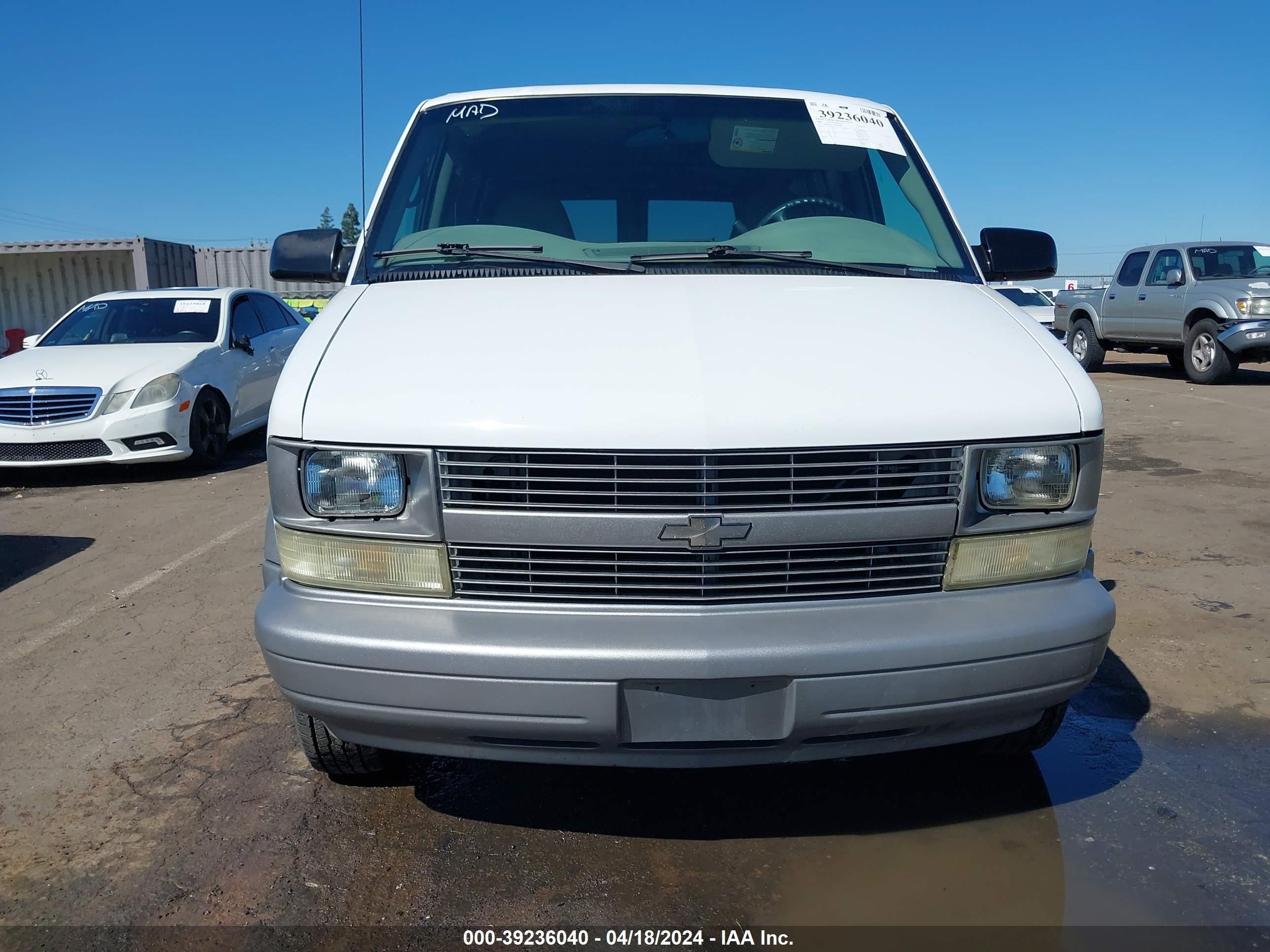 Photo 10 VIN: 1GCDM19X74B108296 - CHEVROLET ASTRO 