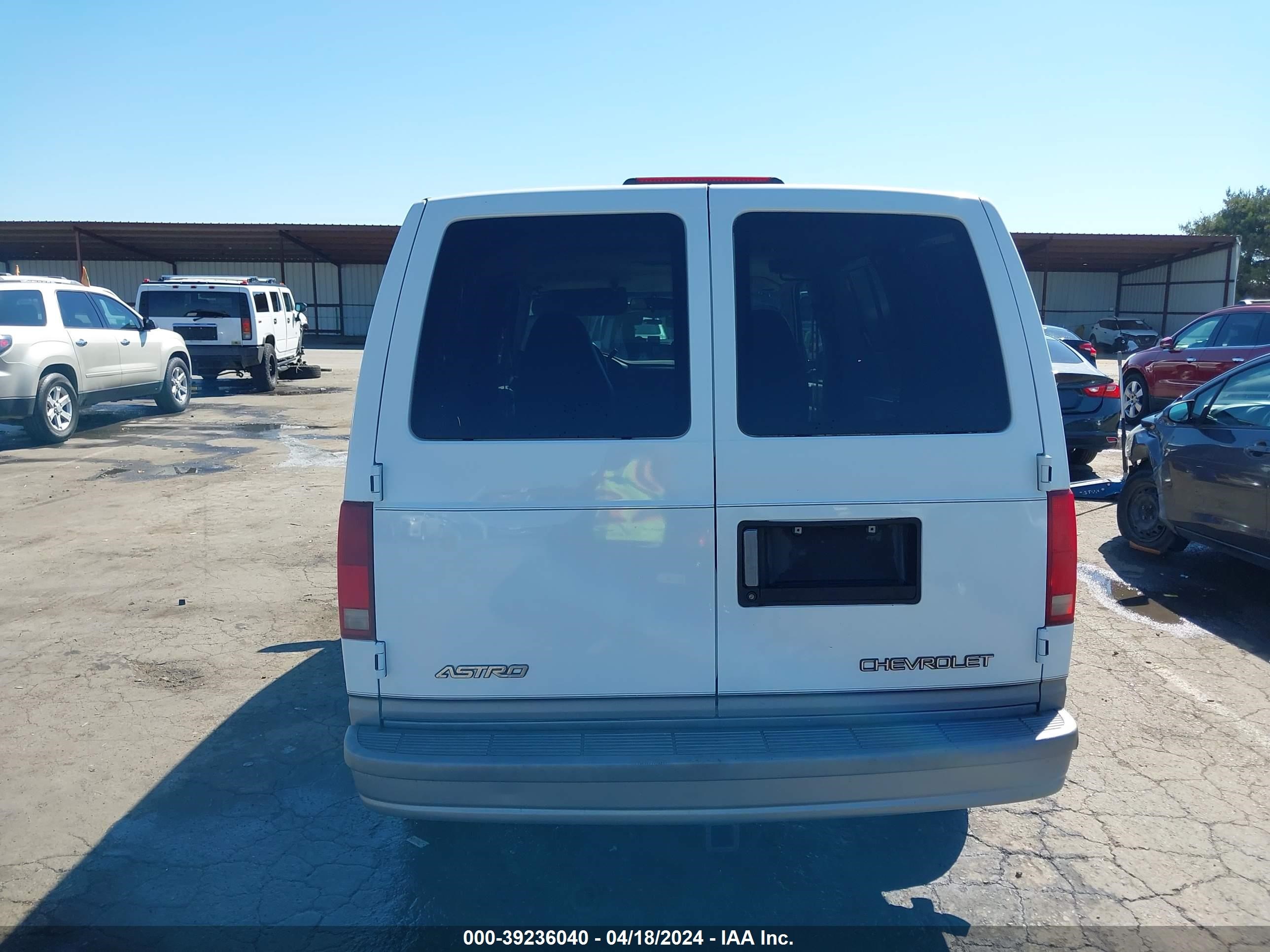 Photo 14 VIN: 1GCDM19X74B108296 - CHEVROLET ASTRO 