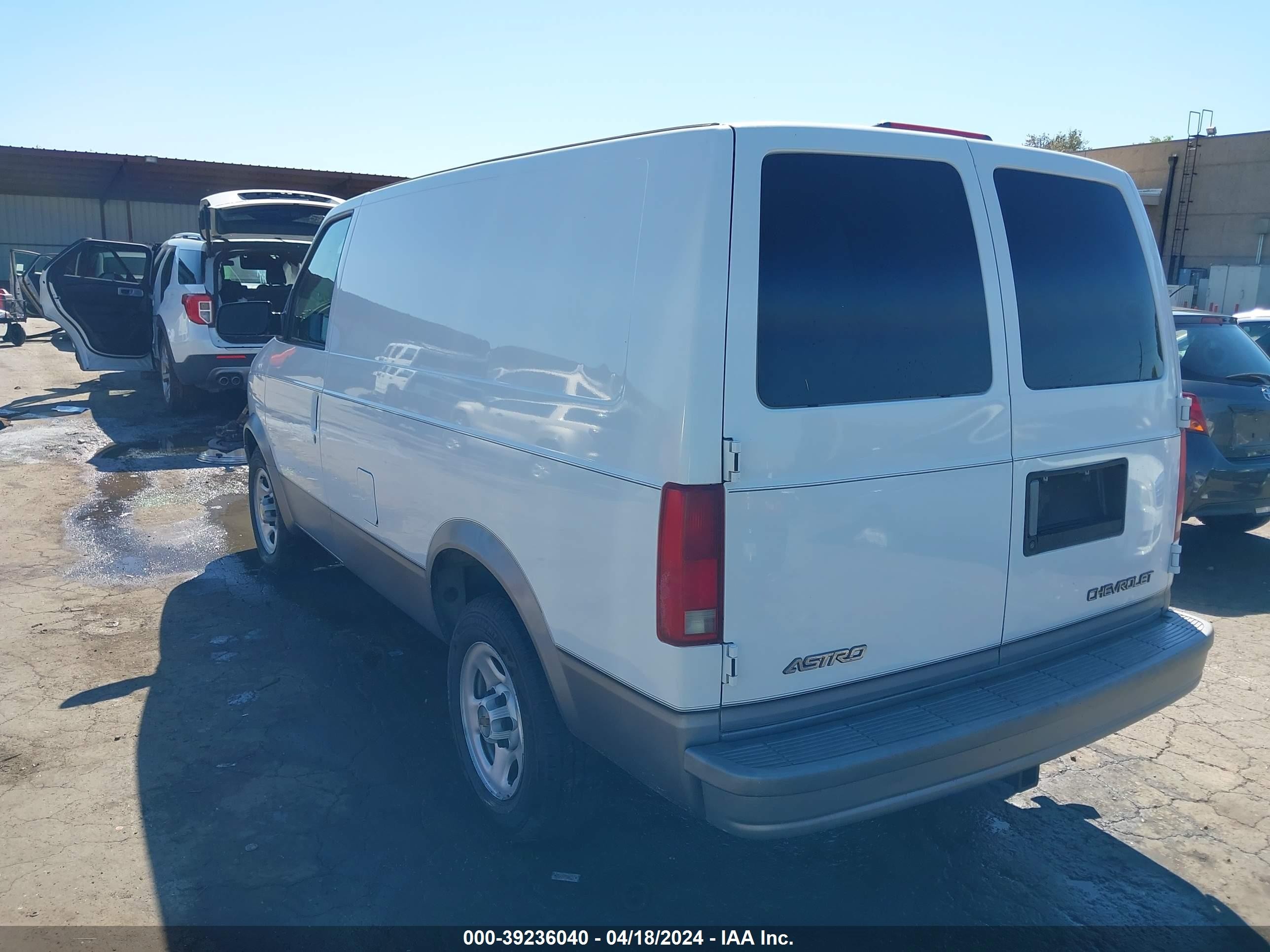 Photo 2 VIN: 1GCDM19X74B108296 - CHEVROLET ASTRO 