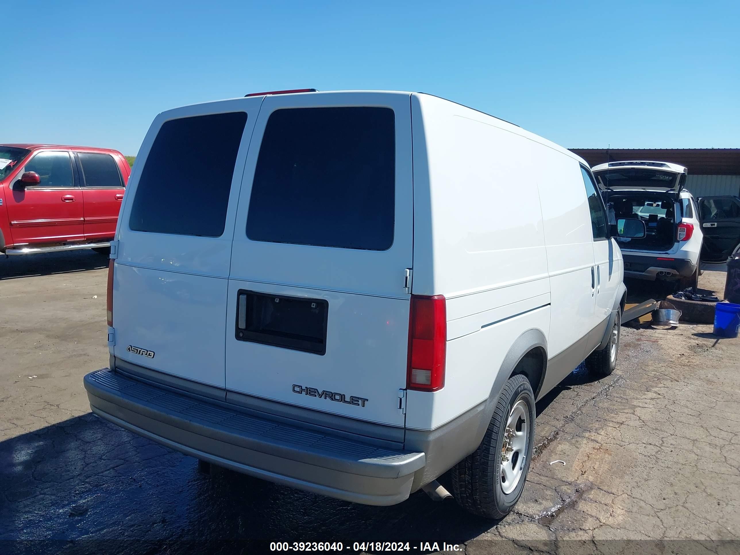 Photo 3 VIN: 1GCDM19X74B108296 - CHEVROLET ASTRO 