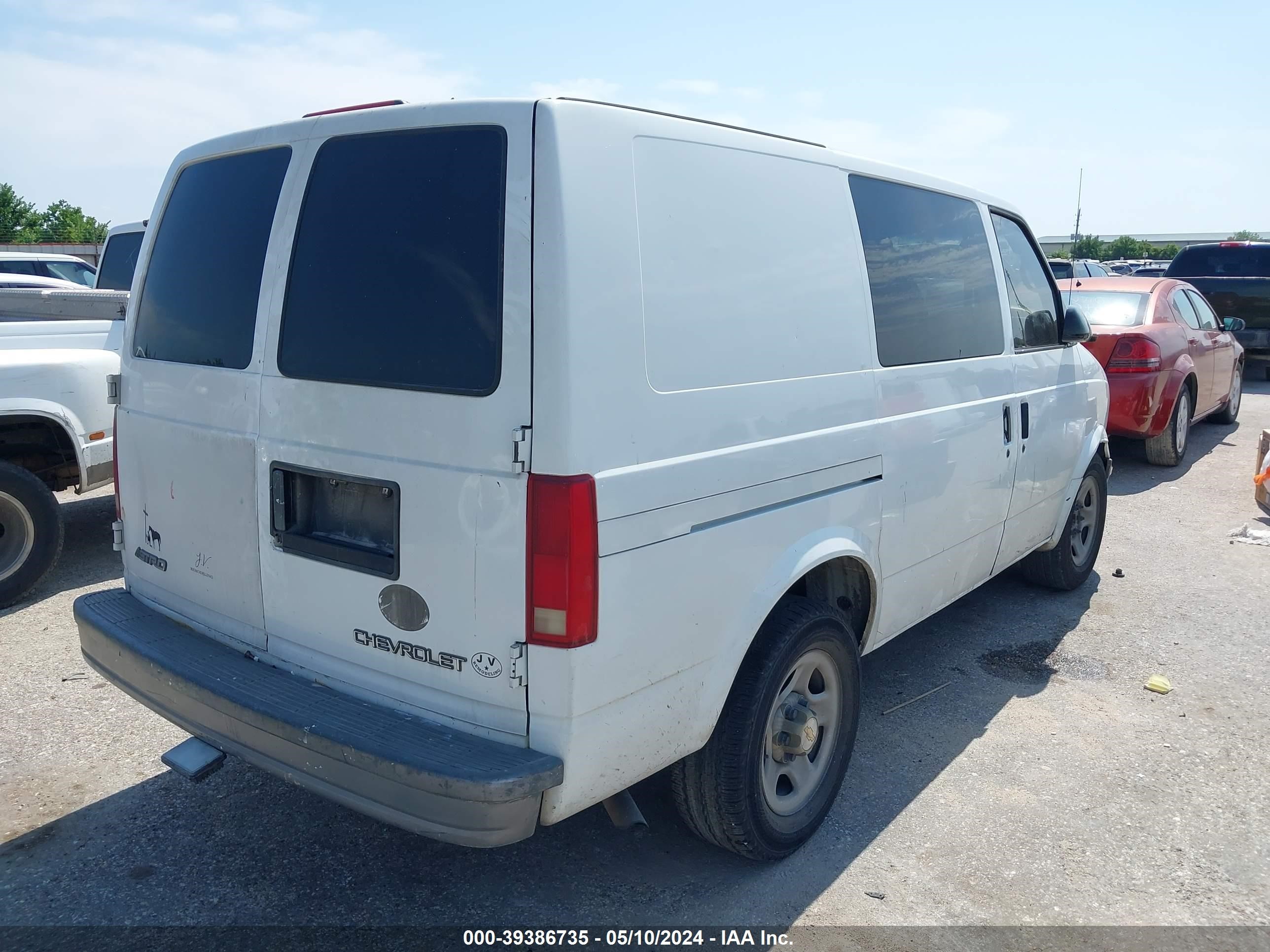 Photo 3 VIN: 1GCDM19X84B105097 - CHEVROLET ASTRO 