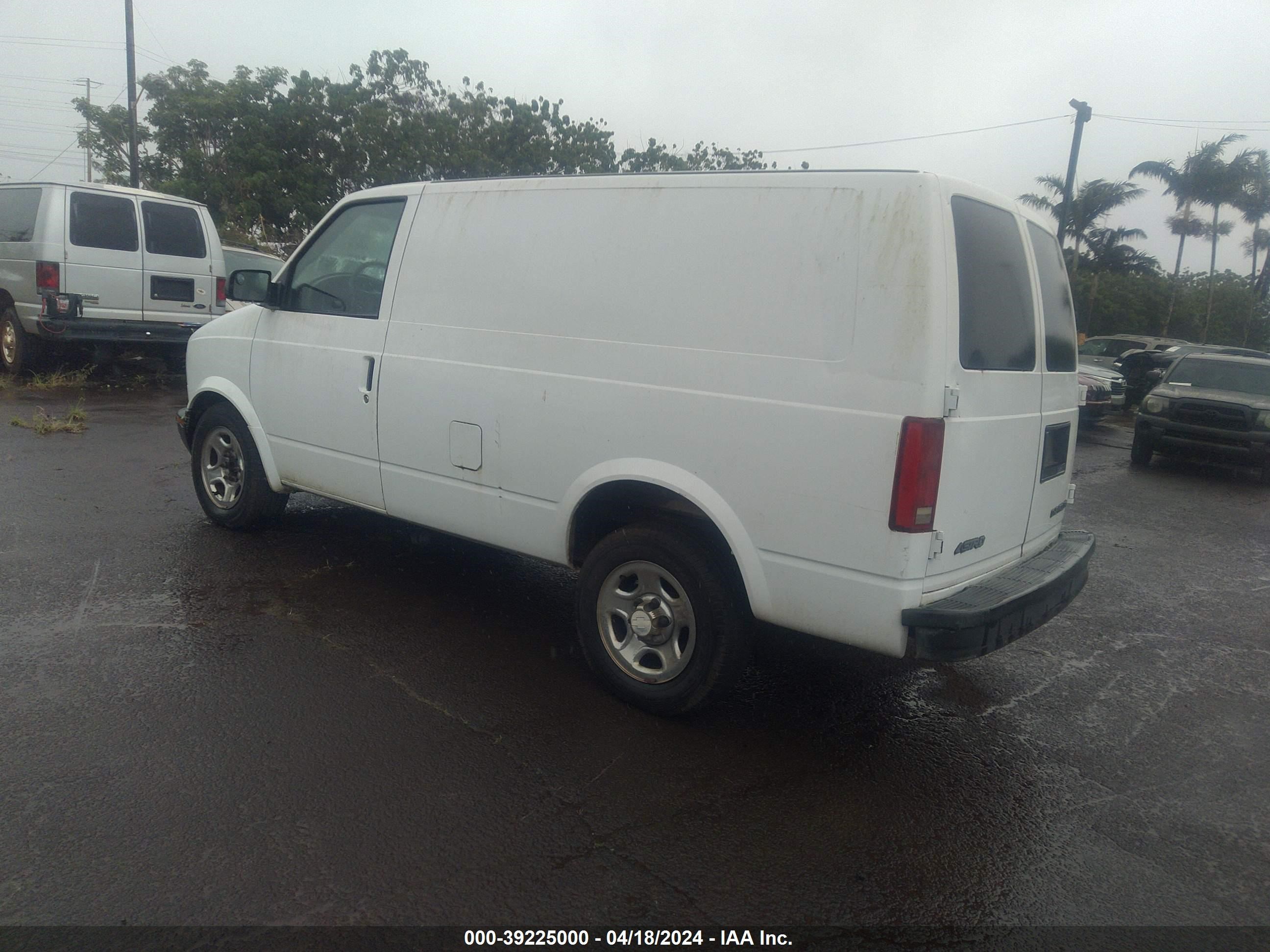 Photo 2 VIN: 1GCDM19X85B120359 - CHEVROLET ASTRO 