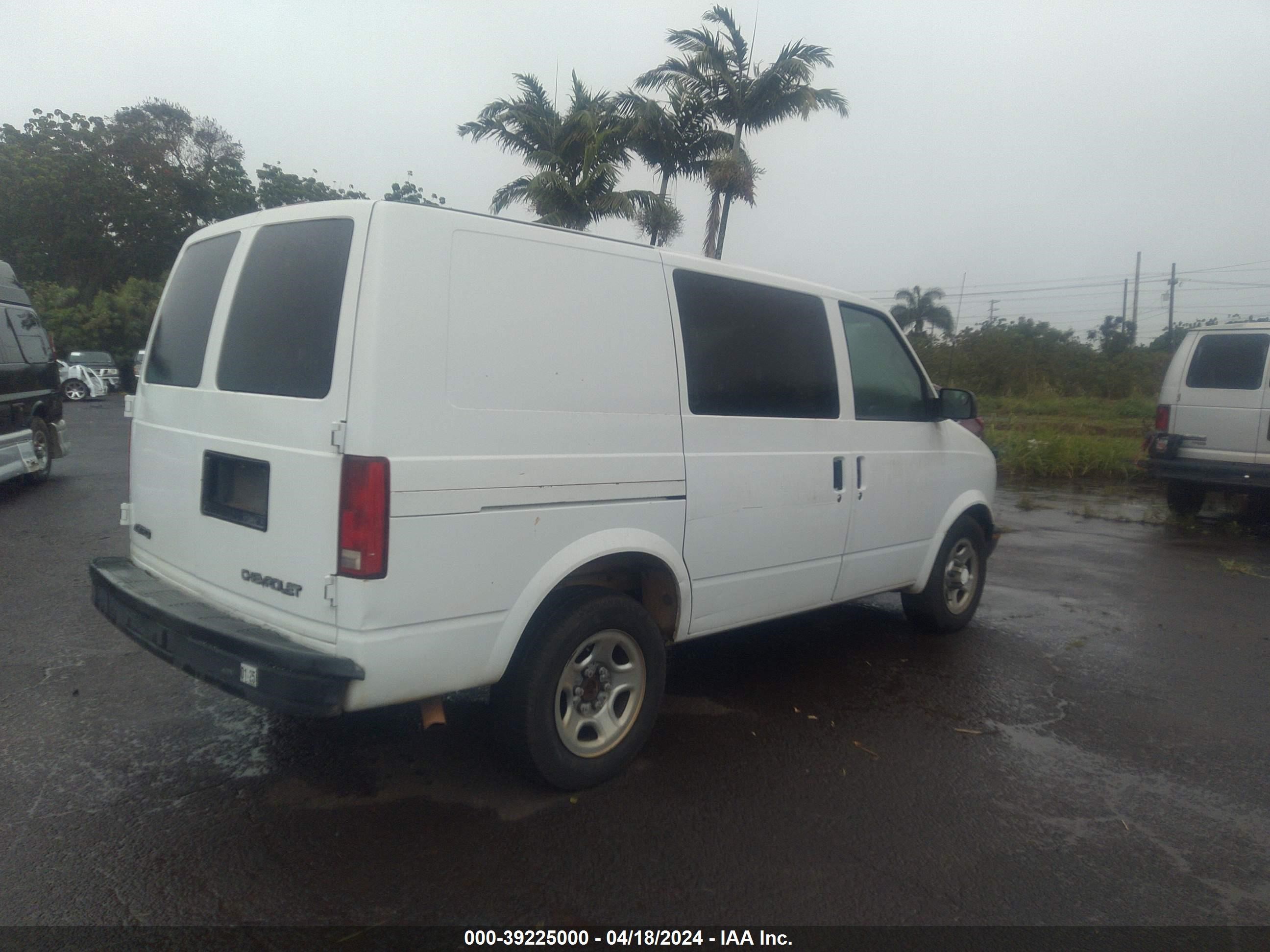 Photo 3 VIN: 1GCDM19X85B120359 - CHEVROLET ASTRO 