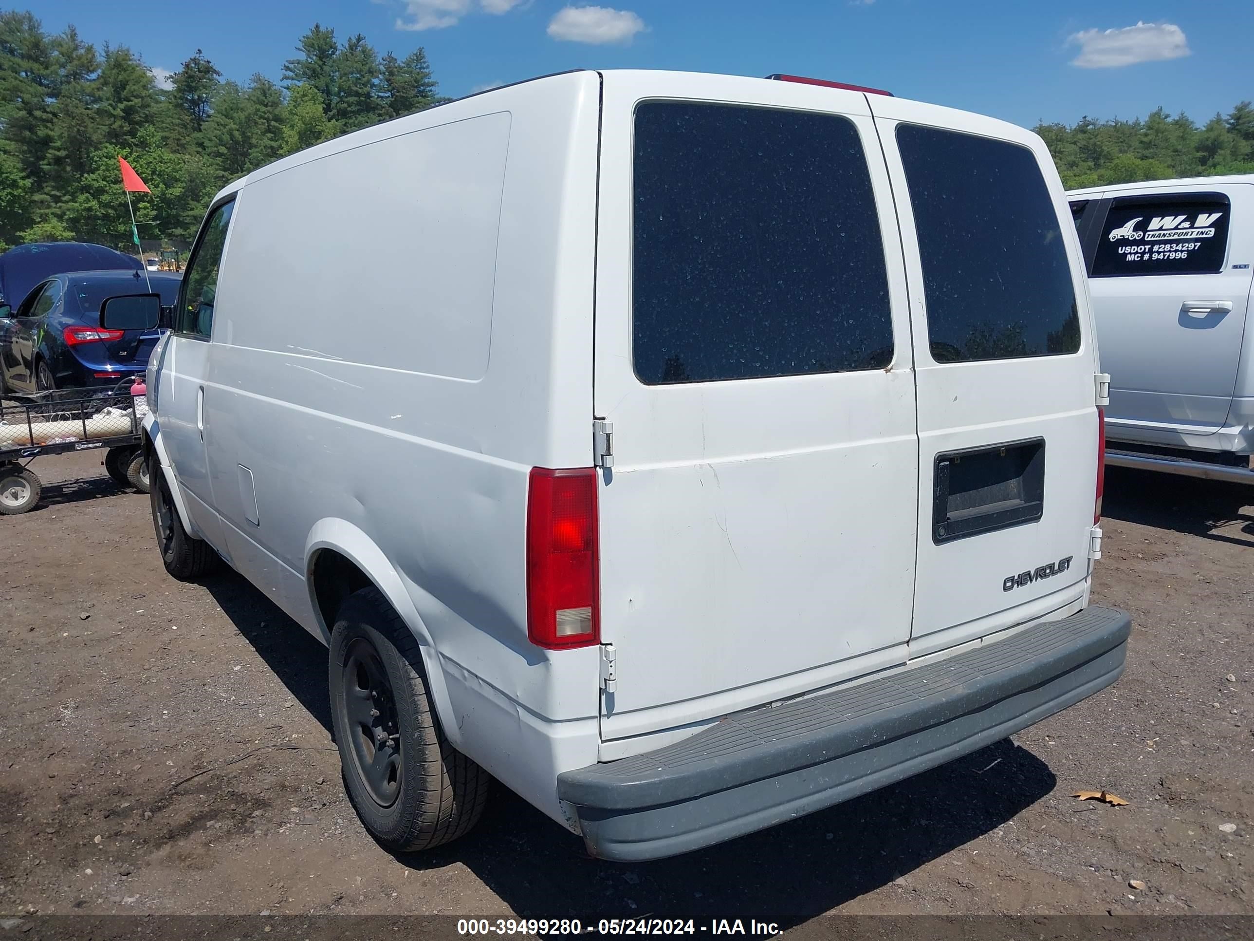 Photo 2 VIN: 1GCDM19X93B140939 - CHEVROLET ASTRO 