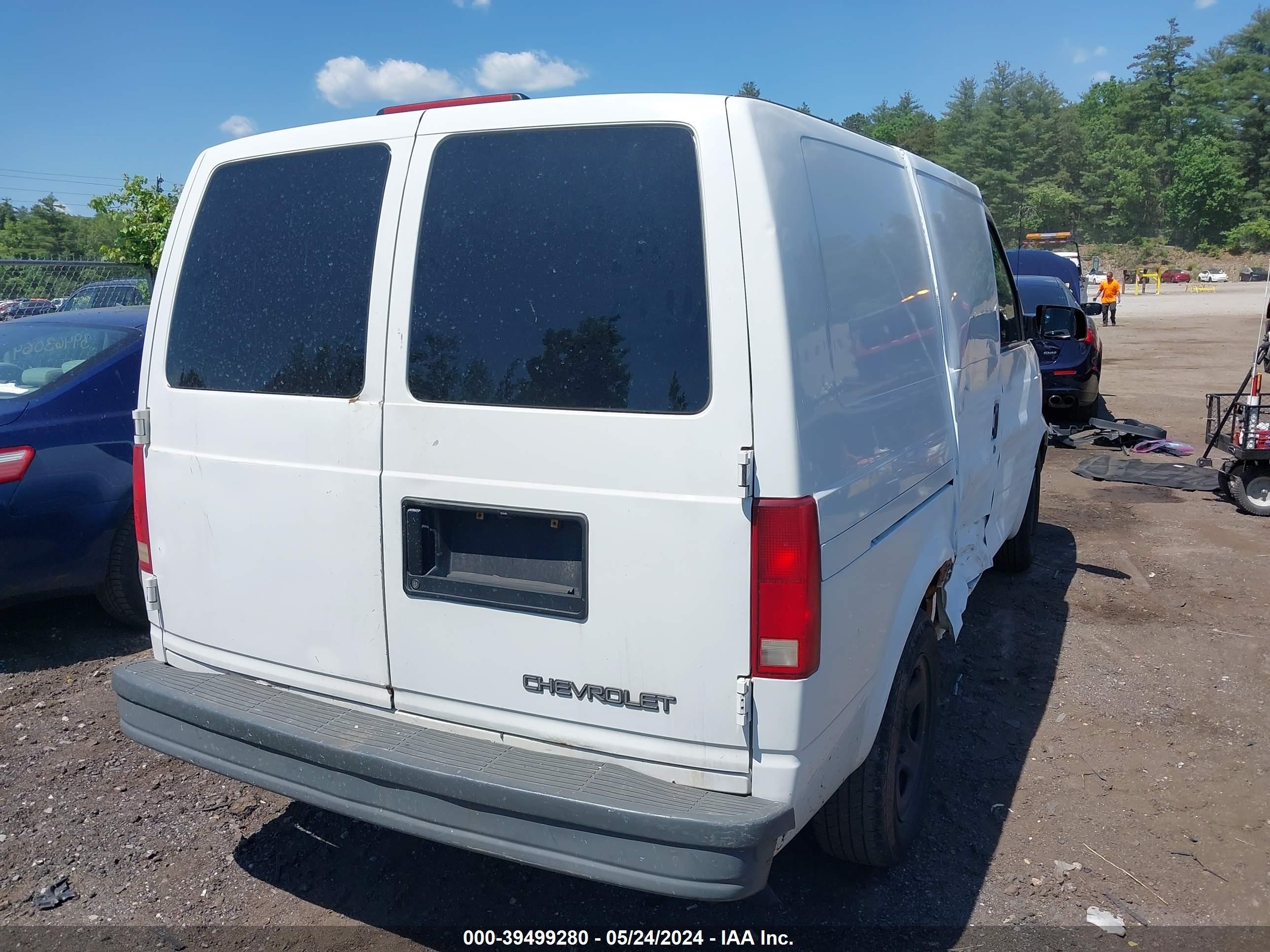 Photo 3 VIN: 1GCDM19X93B140939 - CHEVROLET ASTRO 