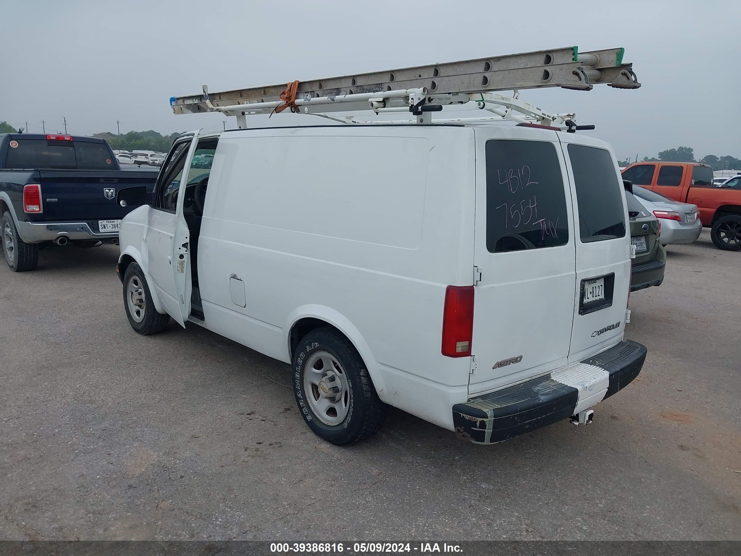 Photo 2 VIN: 1GCDM19XX4B127554 - CHEVROLET ASTRO 