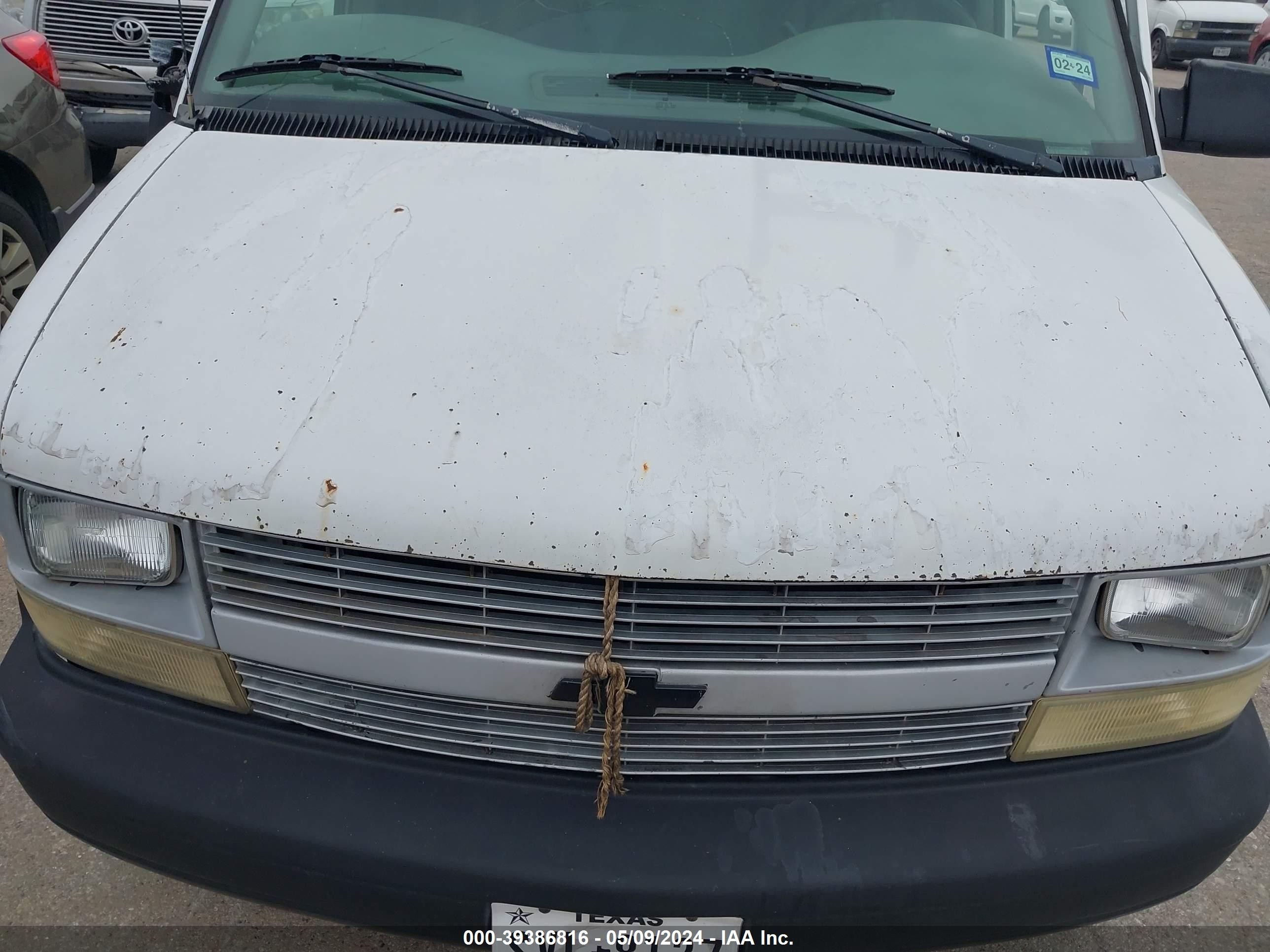 Photo 9 VIN: 1GCDM19XX4B127554 - CHEVROLET ASTRO 