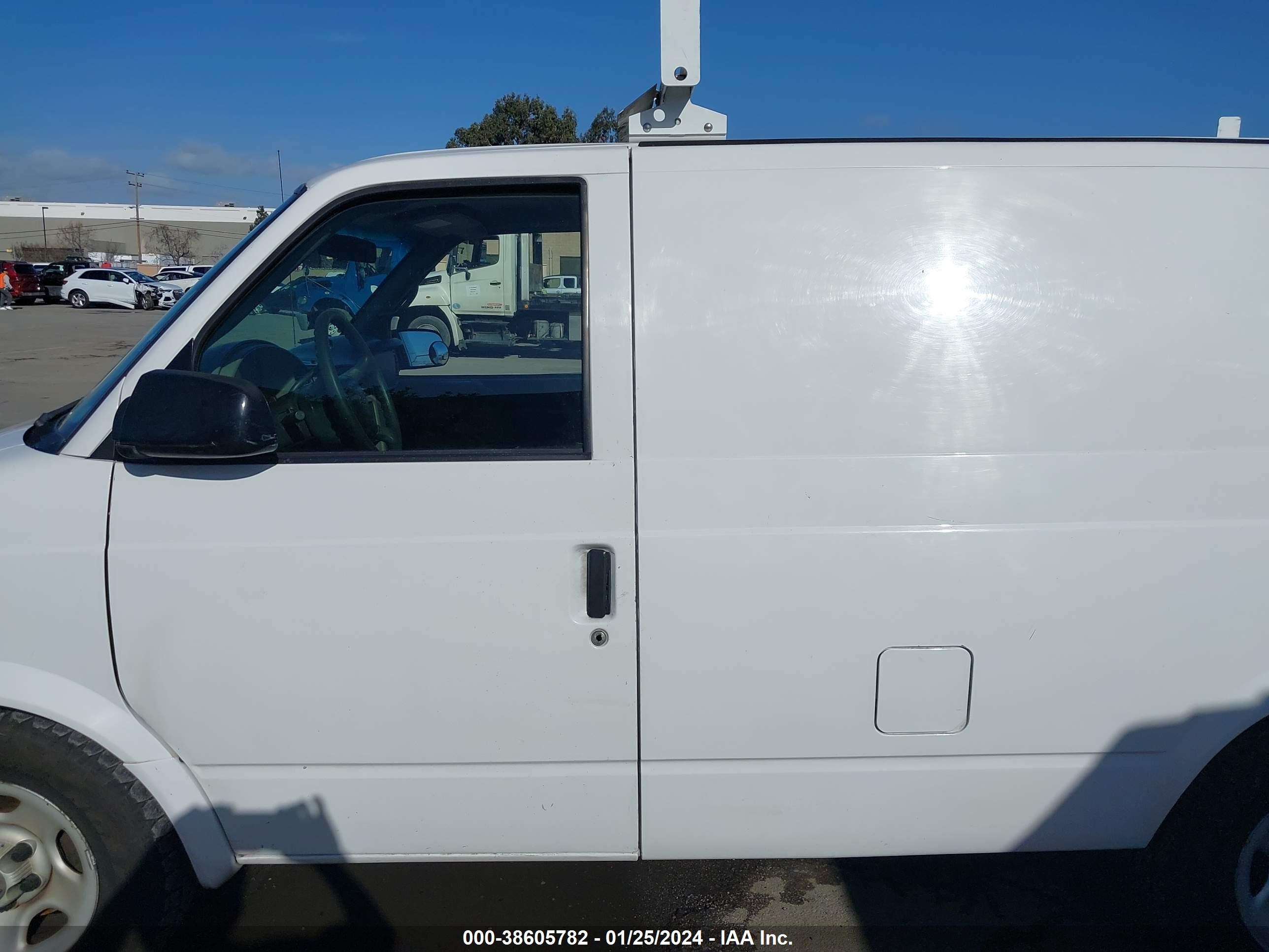 Photo 13 VIN: 1GCDM19XX5B114675 - CHEVROLET ASTRO 