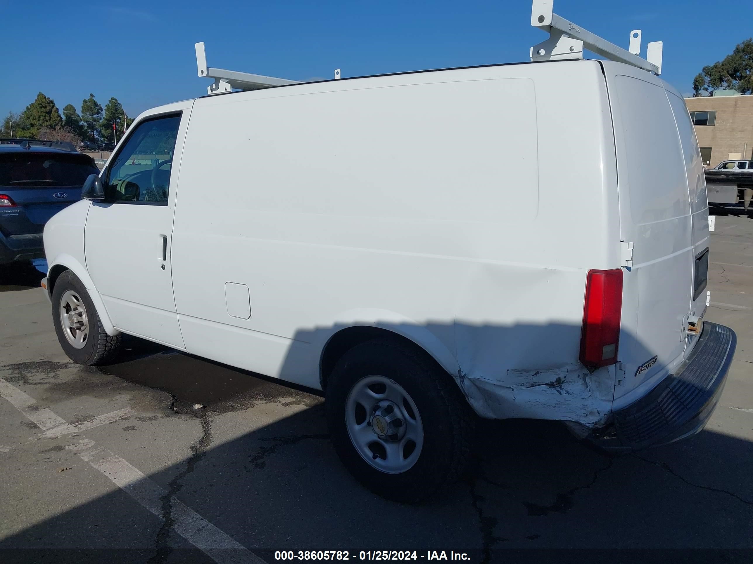 Photo 2 VIN: 1GCDM19XX5B114675 - CHEVROLET ASTRO 