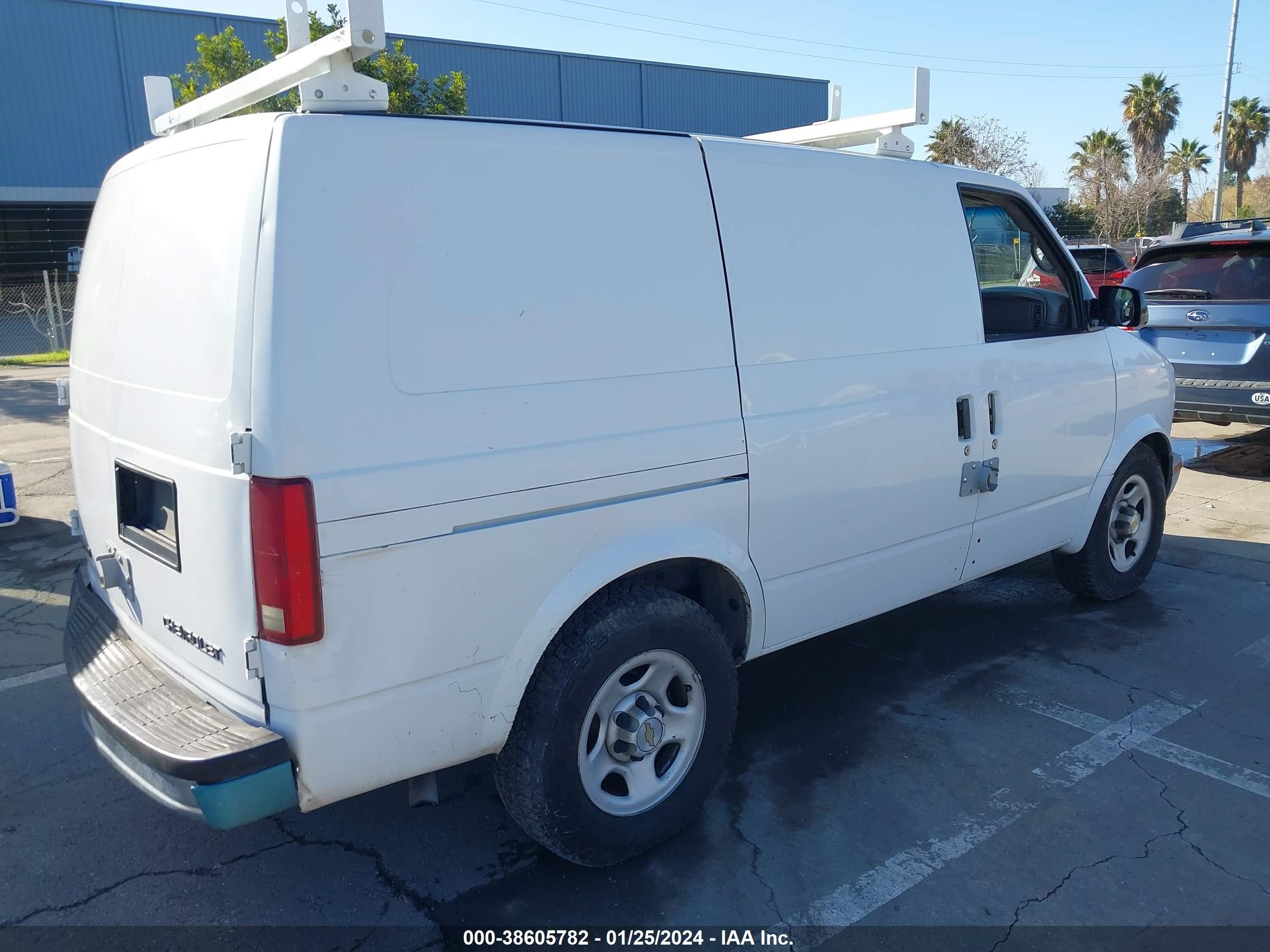 Photo 3 VIN: 1GCDM19XX5B114675 - CHEVROLET ASTRO 