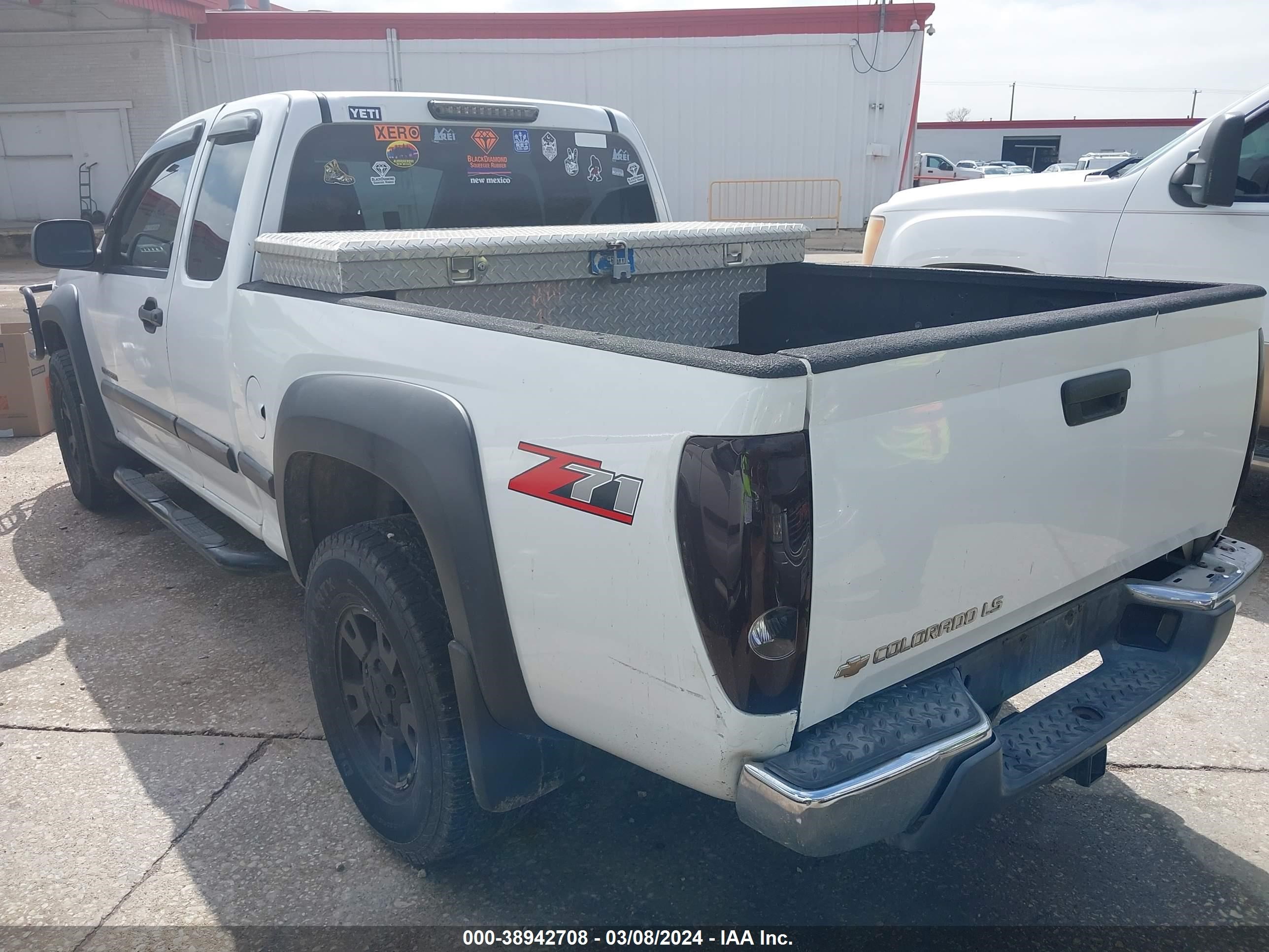 Photo 2 VIN: 1GCDS196X48162833 - CHEVROLET COLORADO 