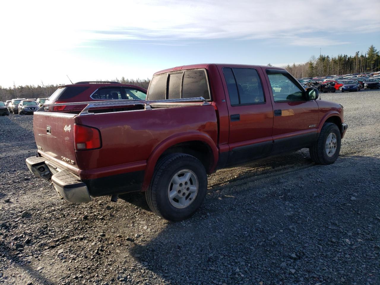 Photo 2 VIN: 1GCDT13W22K137673 - CHEVROLET S-10 PICKUP 