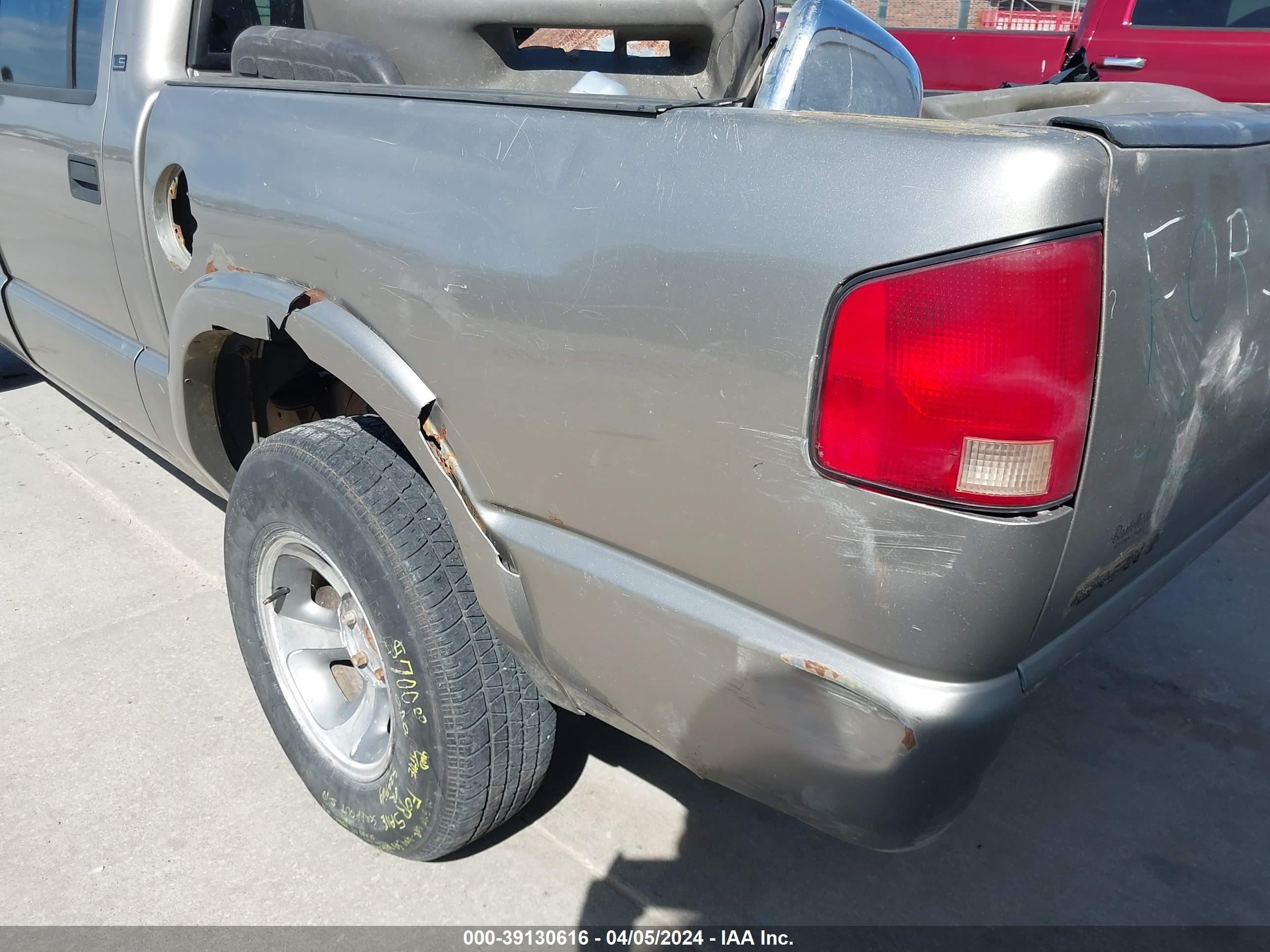 Photo 12 VIN: 1GCDT13W81K259646 - CHEVROLET S-10 PICKUP 