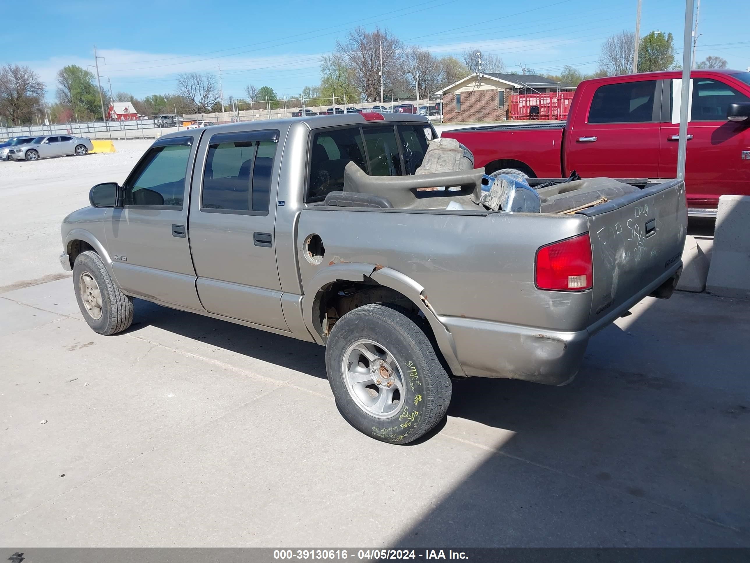 Photo 2 VIN: 1GCDT13W81K259646 - CHEVROLET S-10 PICKUP 