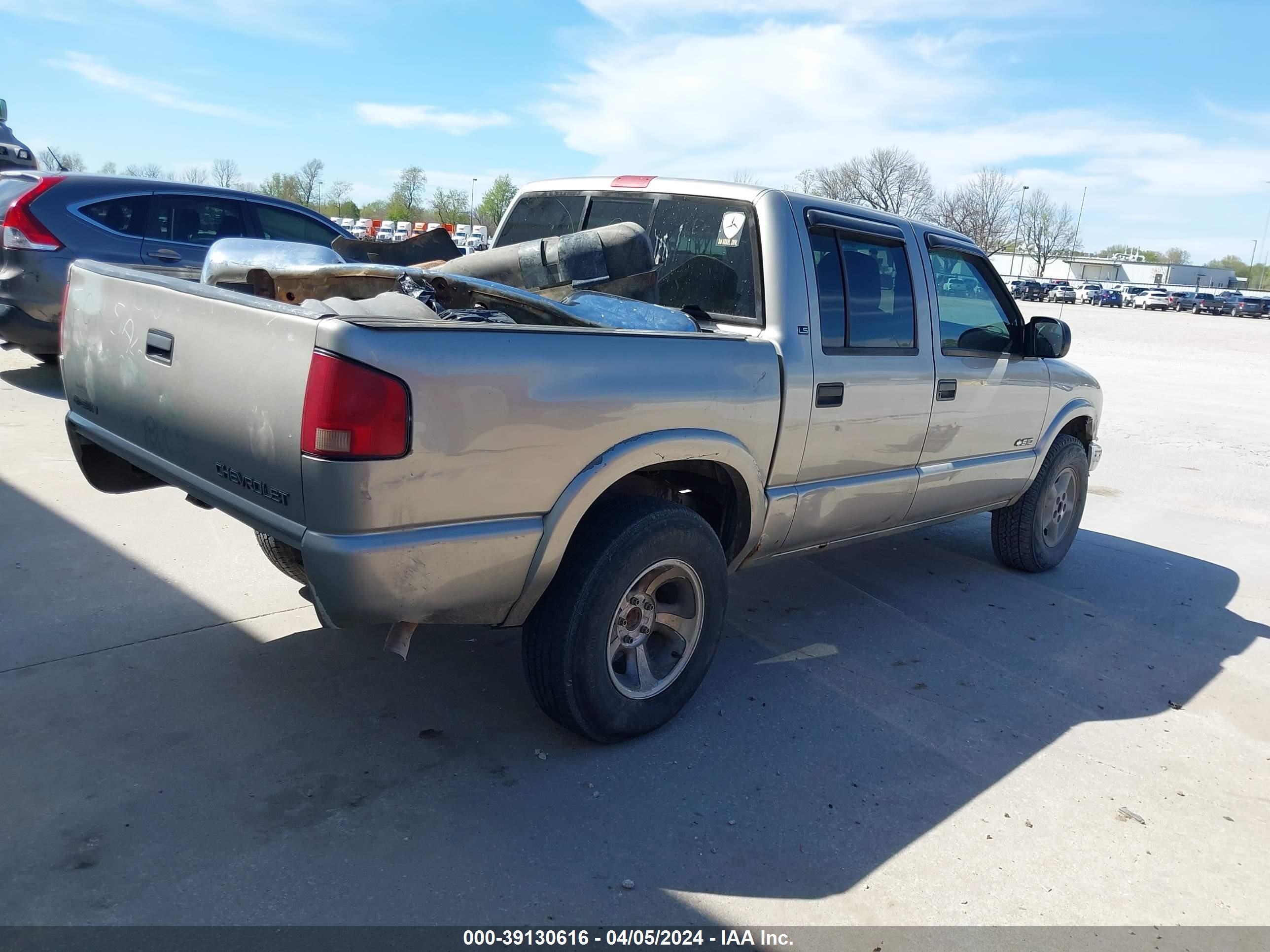 Photo 3 VIN: 1GCDT13W81K259646 - CHEVROLET S-10 PICKUP 