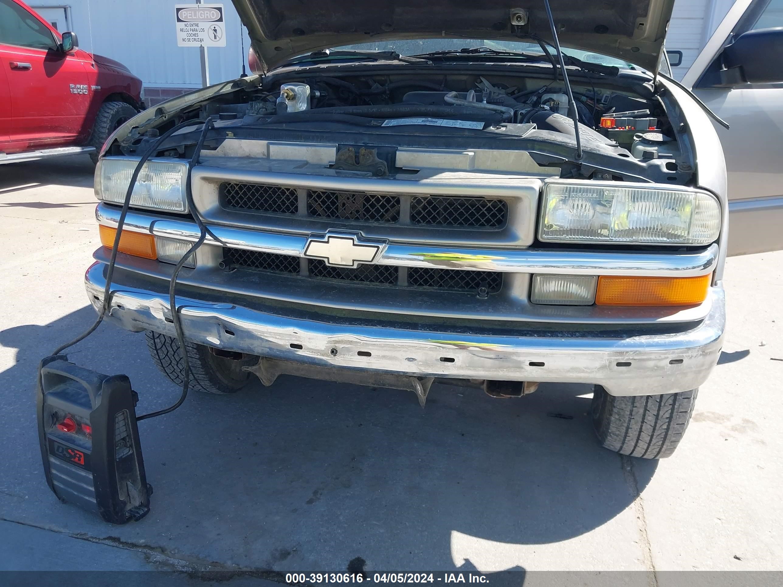 Photo 5 VIN: 1GCDT13W81K259646 - CHEVROLET S-10 PICKUP 