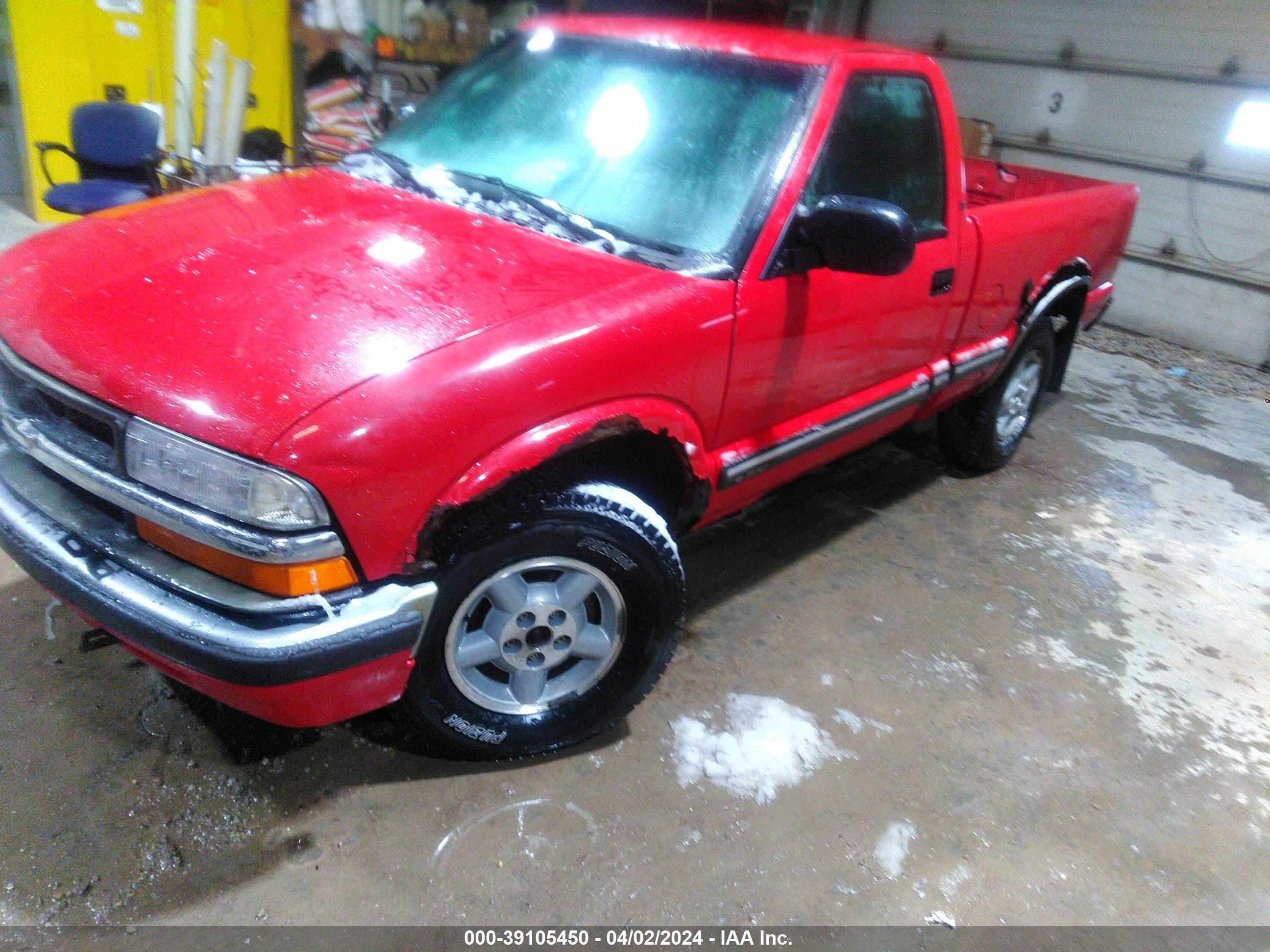 Photo 1 VIN: 1GCDT14W8YK152590 - CHEVROLET S-10 PICKUP 