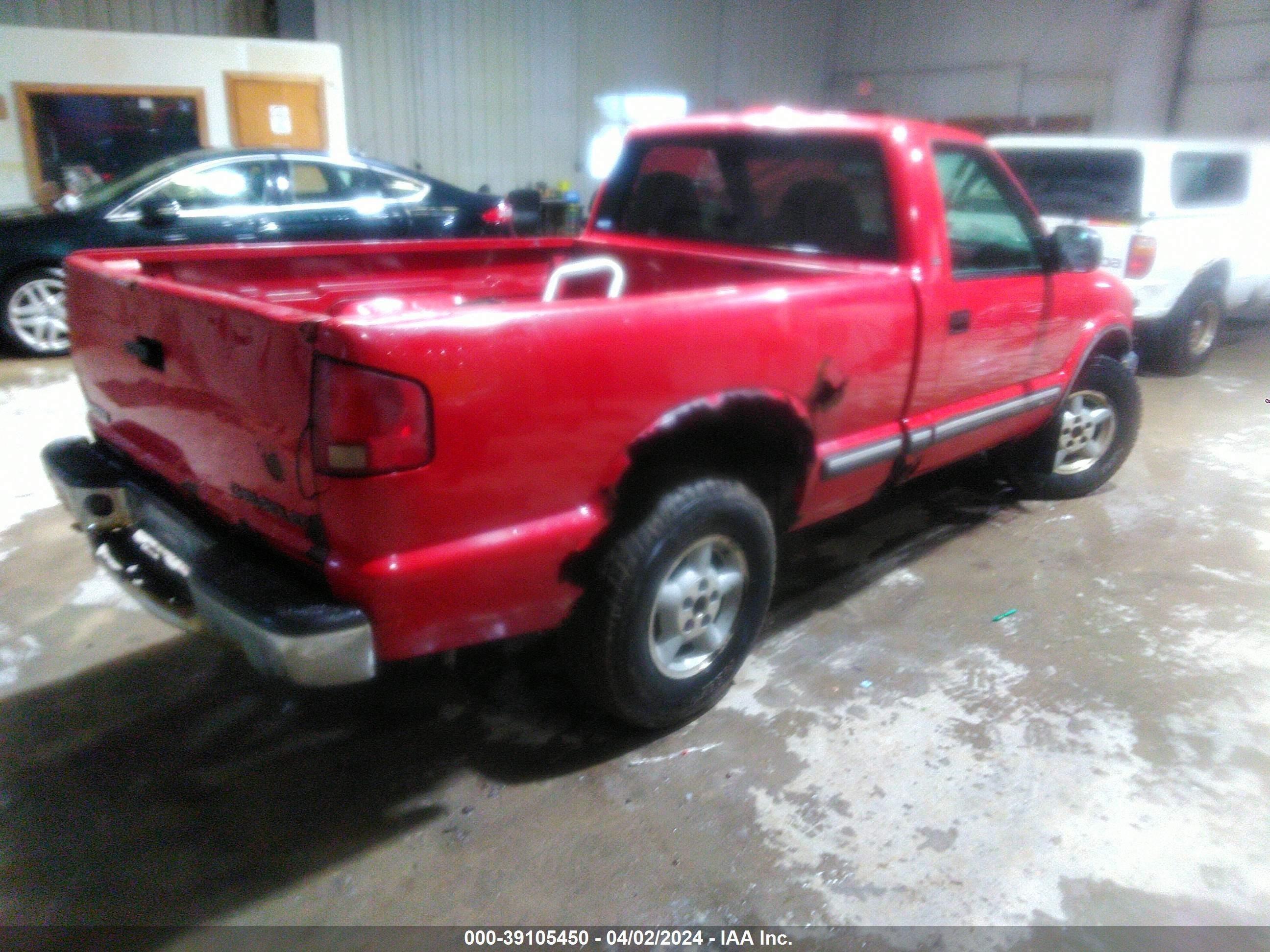 Photo 3 VIN: 1GCDT14W8YK152590 - CHEVROLET S-10 PICKUP 