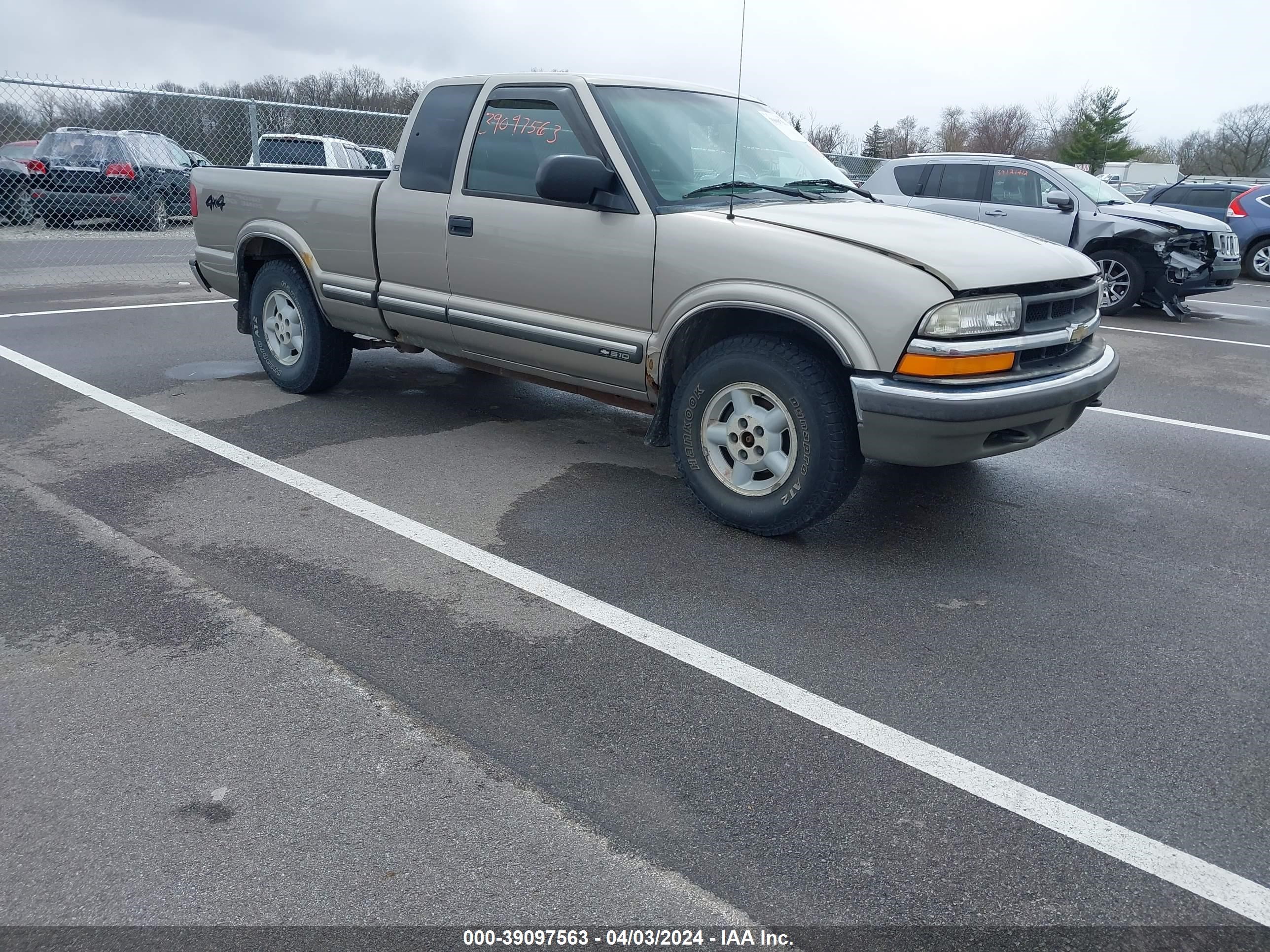 Photo 0 VIN: 1GCDT19W5Y8117009 - CHEVROLET S-10 PICKUP 