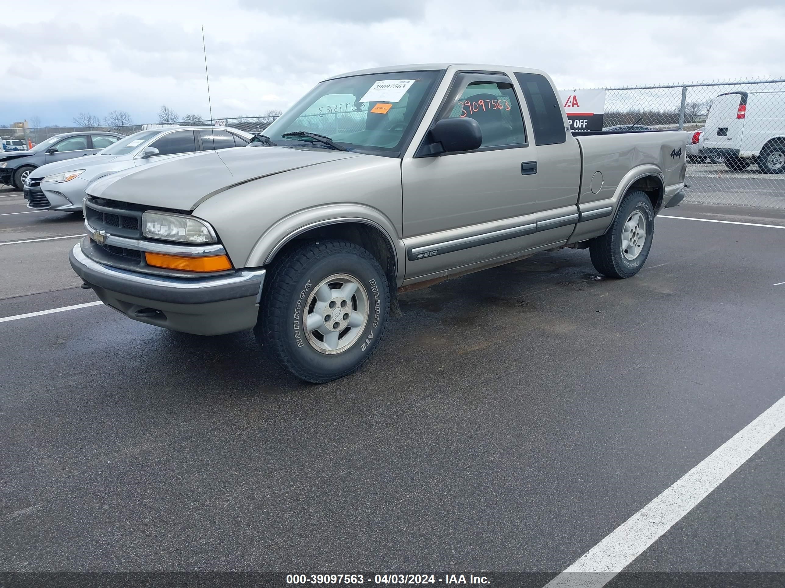 Photo 1 VIN: 1GCDT19W5Y8117009 - CHEVROLET S-10 PICKUP 