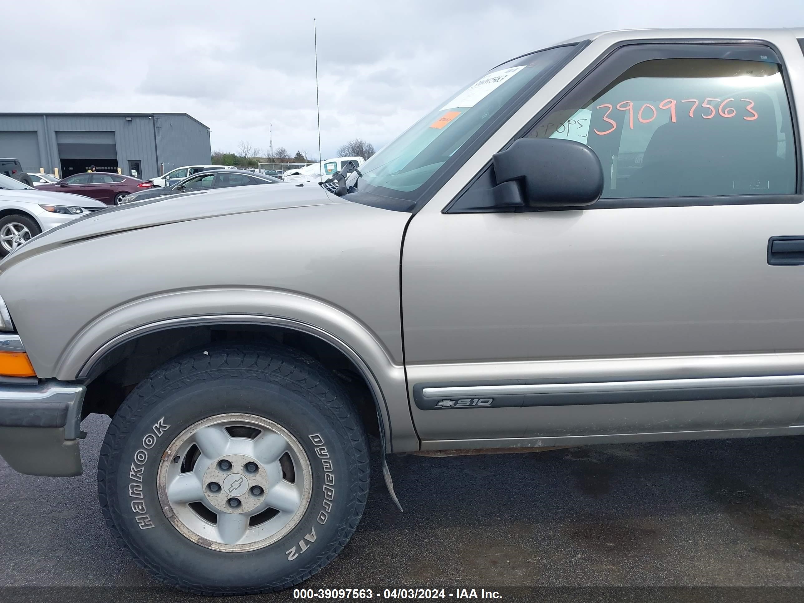 Photo 11 VIN: 1GCDT19W5Y8117009 - CHEVROLET S-10 PICKUP 