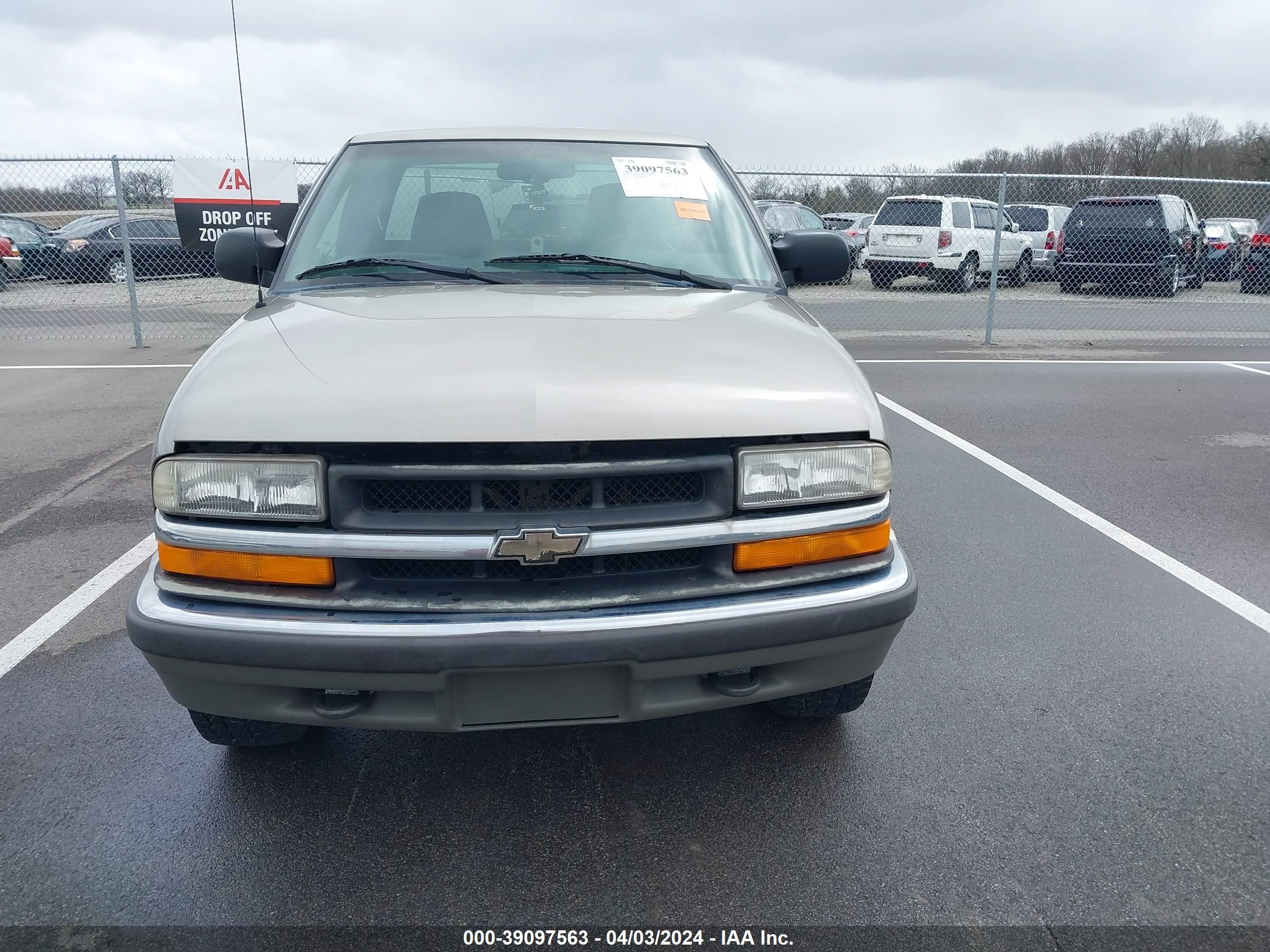 Photo 12 VIN: 1GCDT19W5Y8117009 - CHEVROLET S-10 PICKUP 