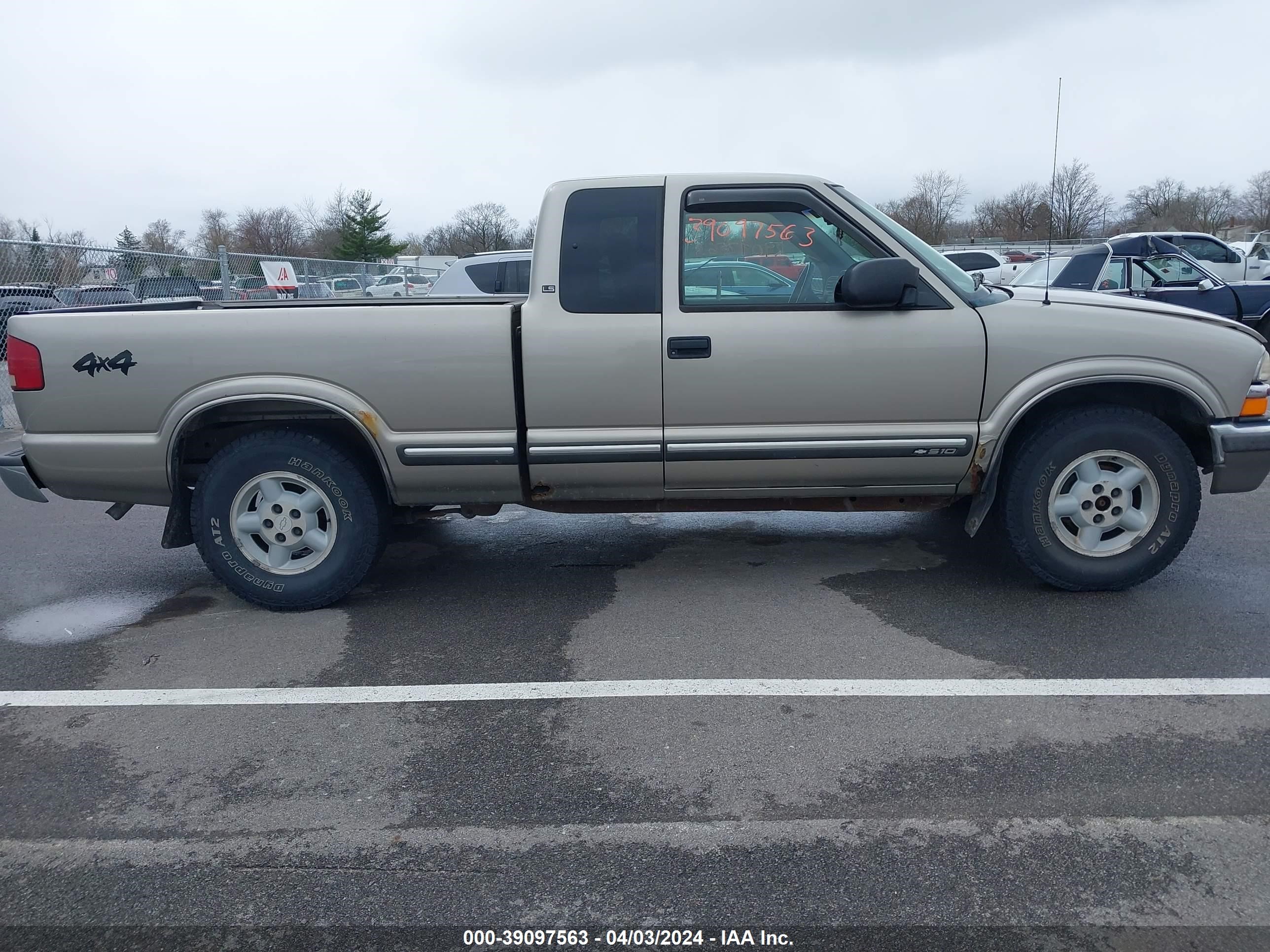 Photo 13 VIN: 1GCDT19W5Y8117009 - CHEVROLET S-10 PICKUP 