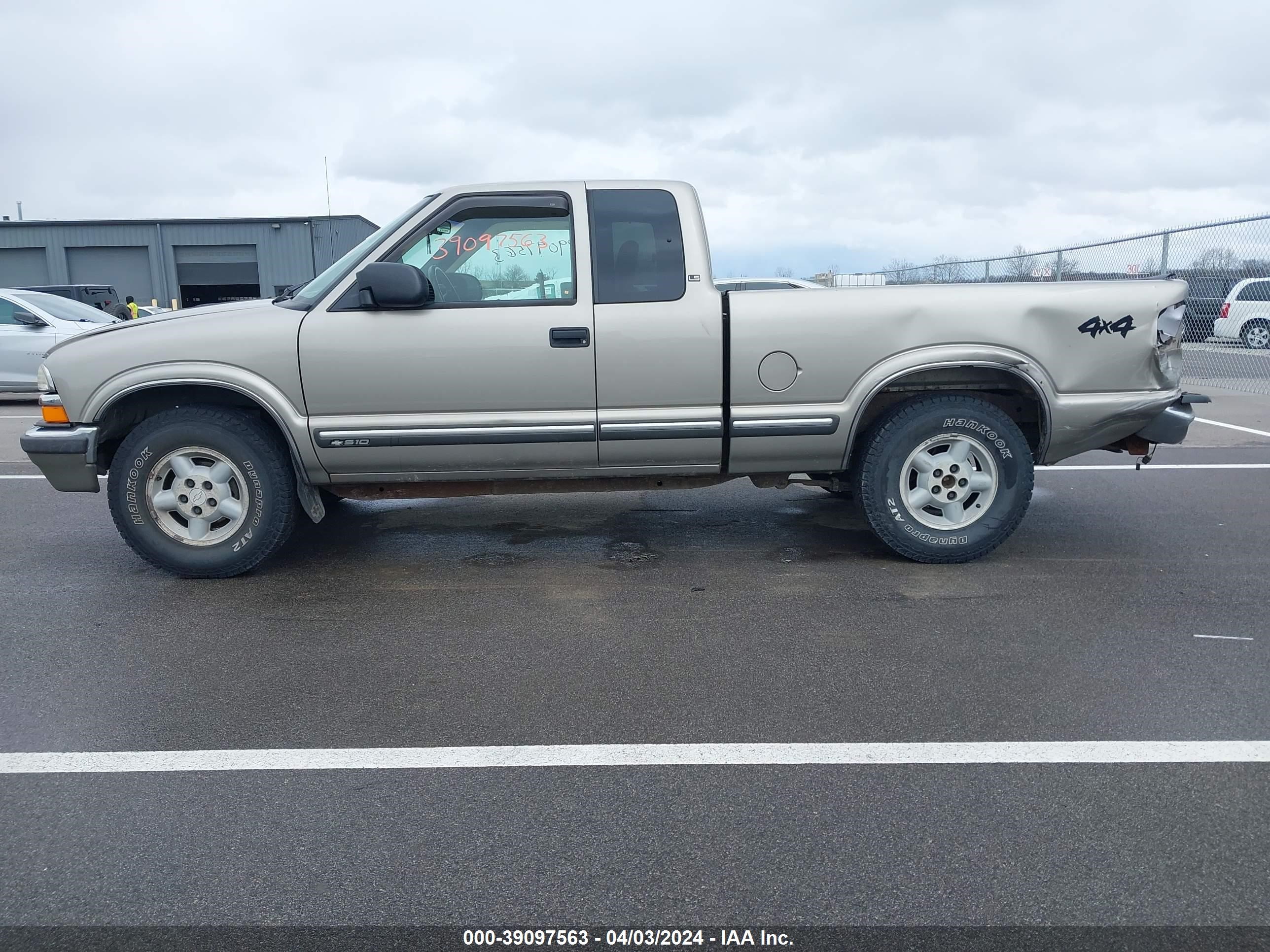 Photo 14 VIN: 1GCDT19W5Y8117009 - CHEVROLET S-10 PICKUP 