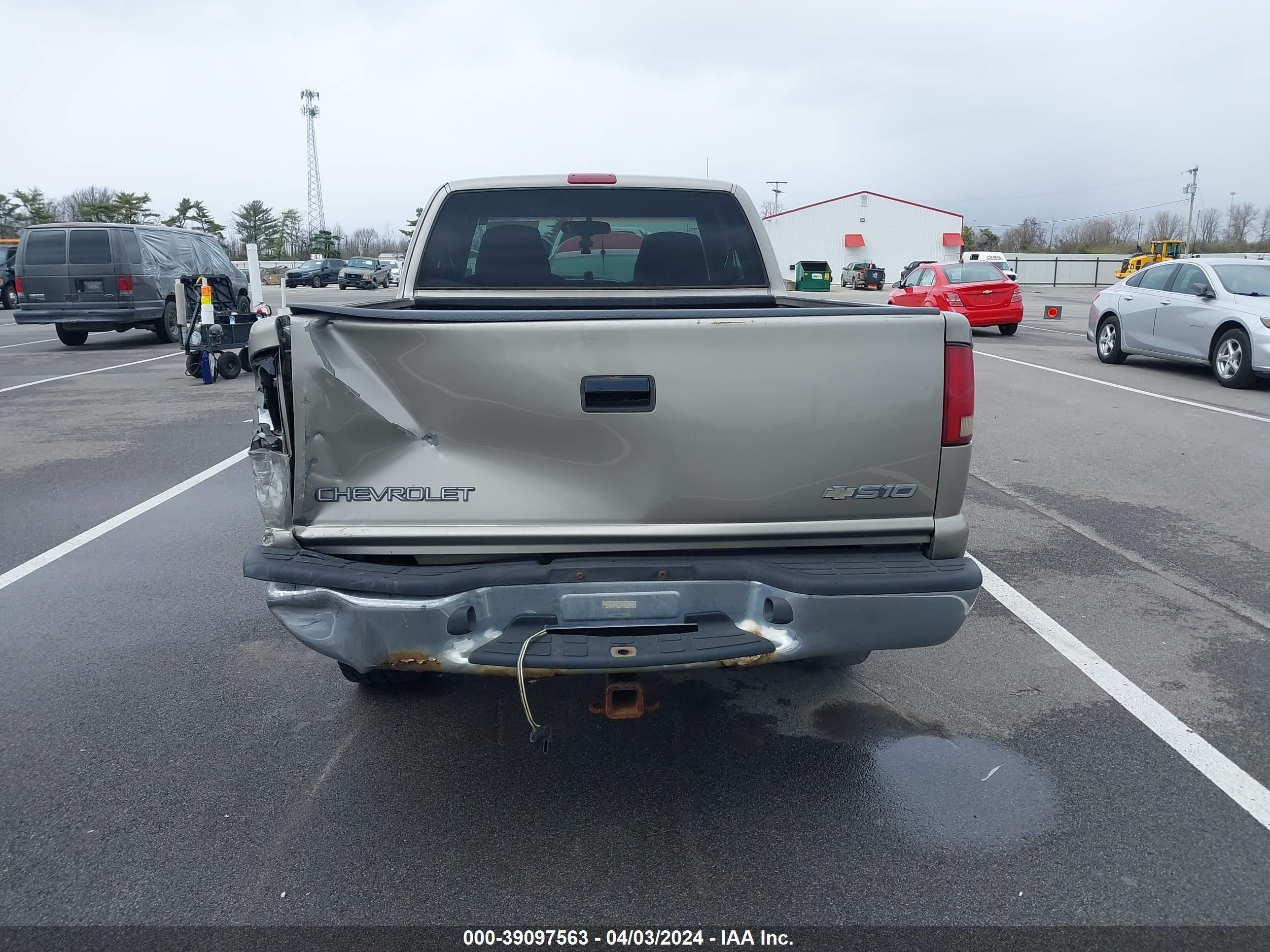 Photo 16 VIN: 1GCDT19W5Y8117009 - CHEVROLET S-10 PICKUP 