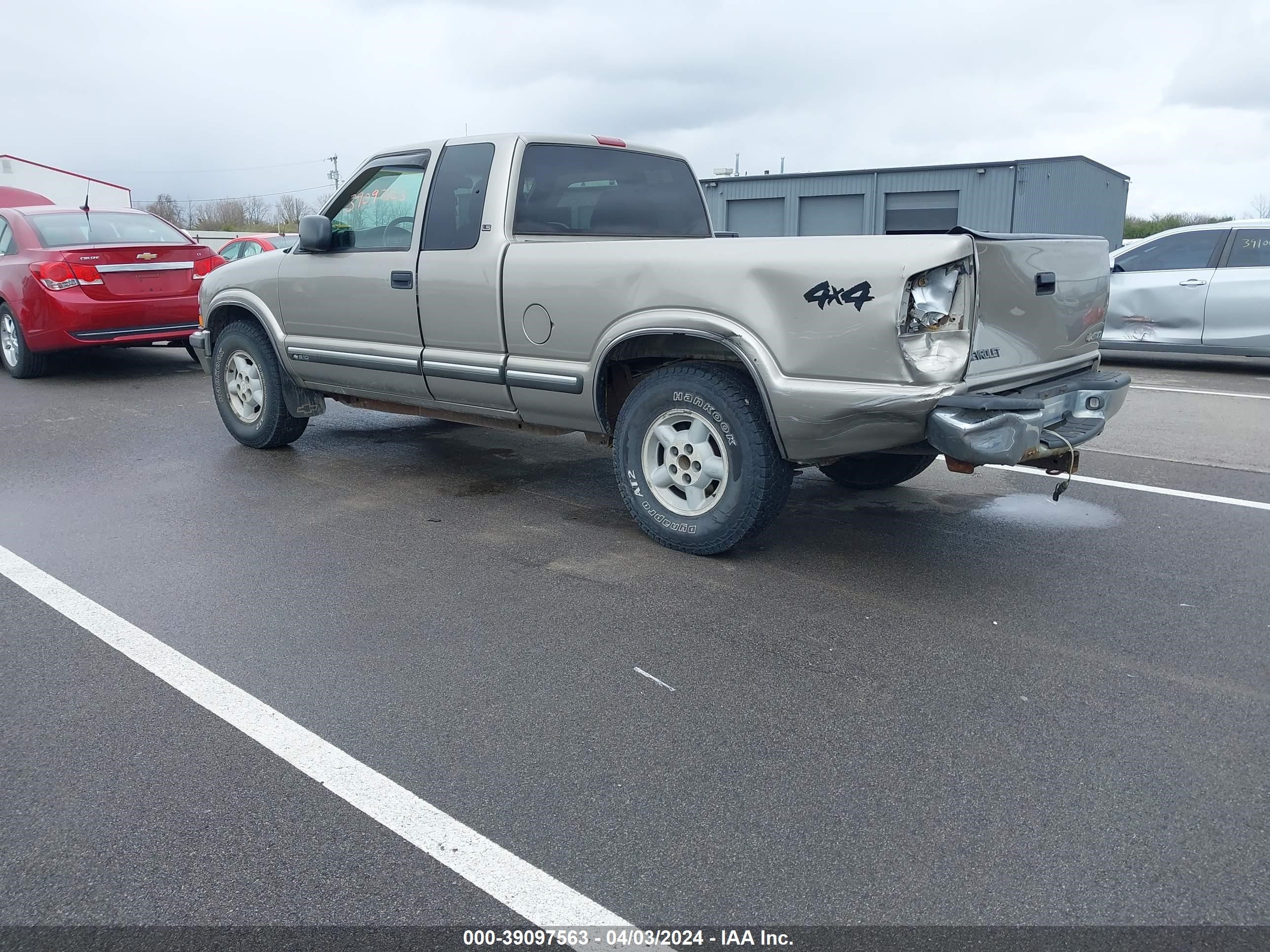 Photo 2 VIN: 1GCDT19W5Y8117009 - CHEVROLET S-10 PICKUP 