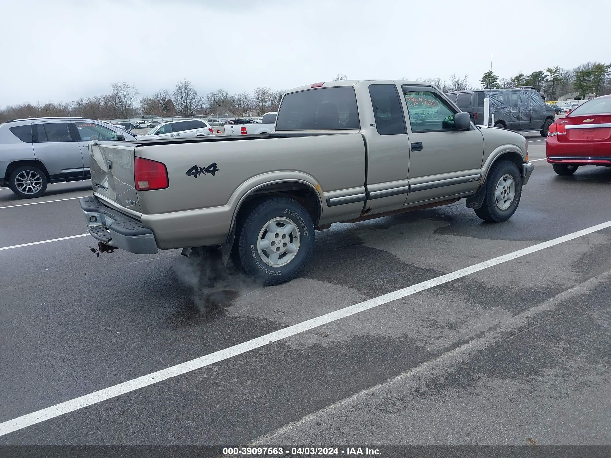 Photo 3 VIN: 1GCDT19W5Y8117009 - CHEVROLET S-10 PICKUP 