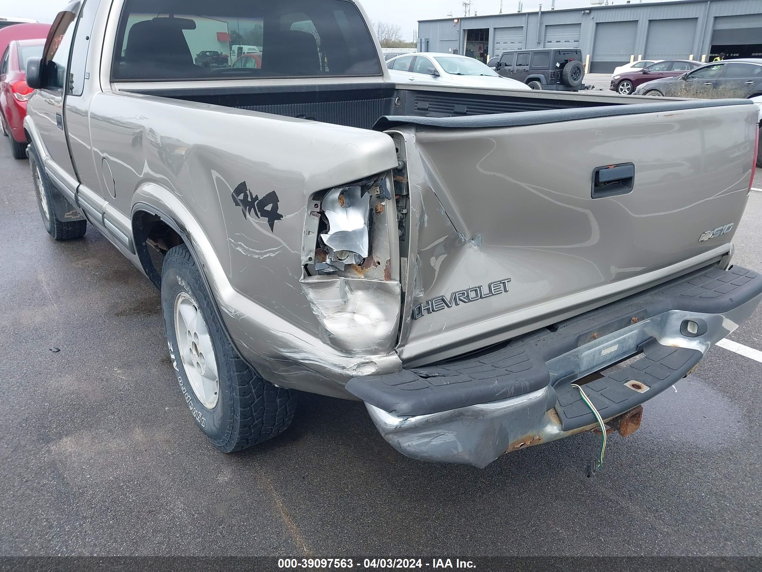 Photo 5 VIN: 1GCDT19W5Y8117009 - CHEVROLET S-10 PICKUP 