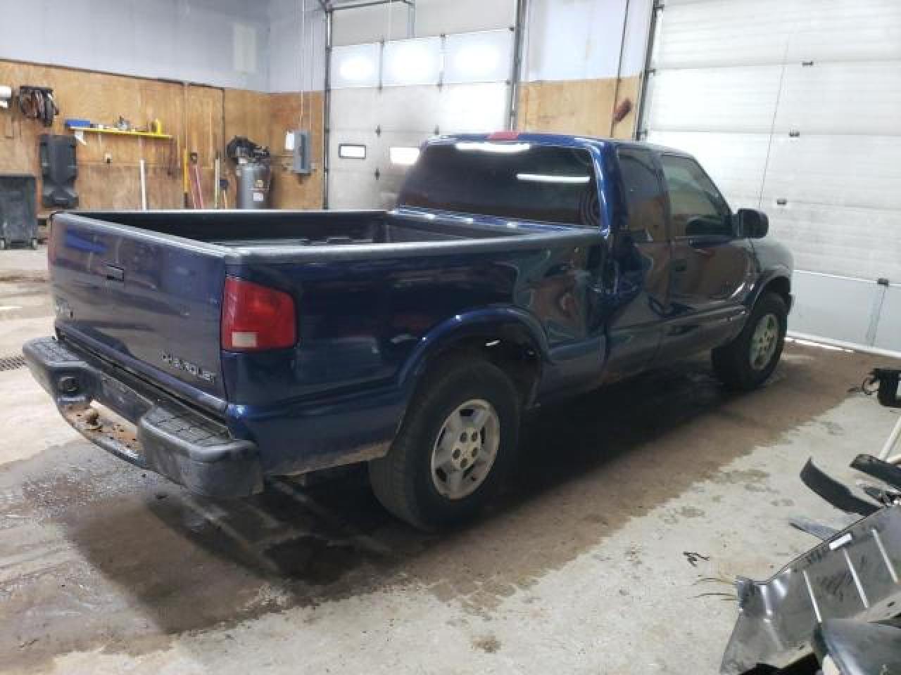 Photo 2 VIN: 1GCDT19W928152384 - CHEVROLET S-10 PICKUP 