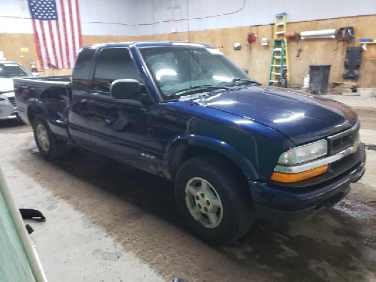 Photo 3 VIN: 1GCDT19W928152384 - CHEVROLET S-10 PICKUP 