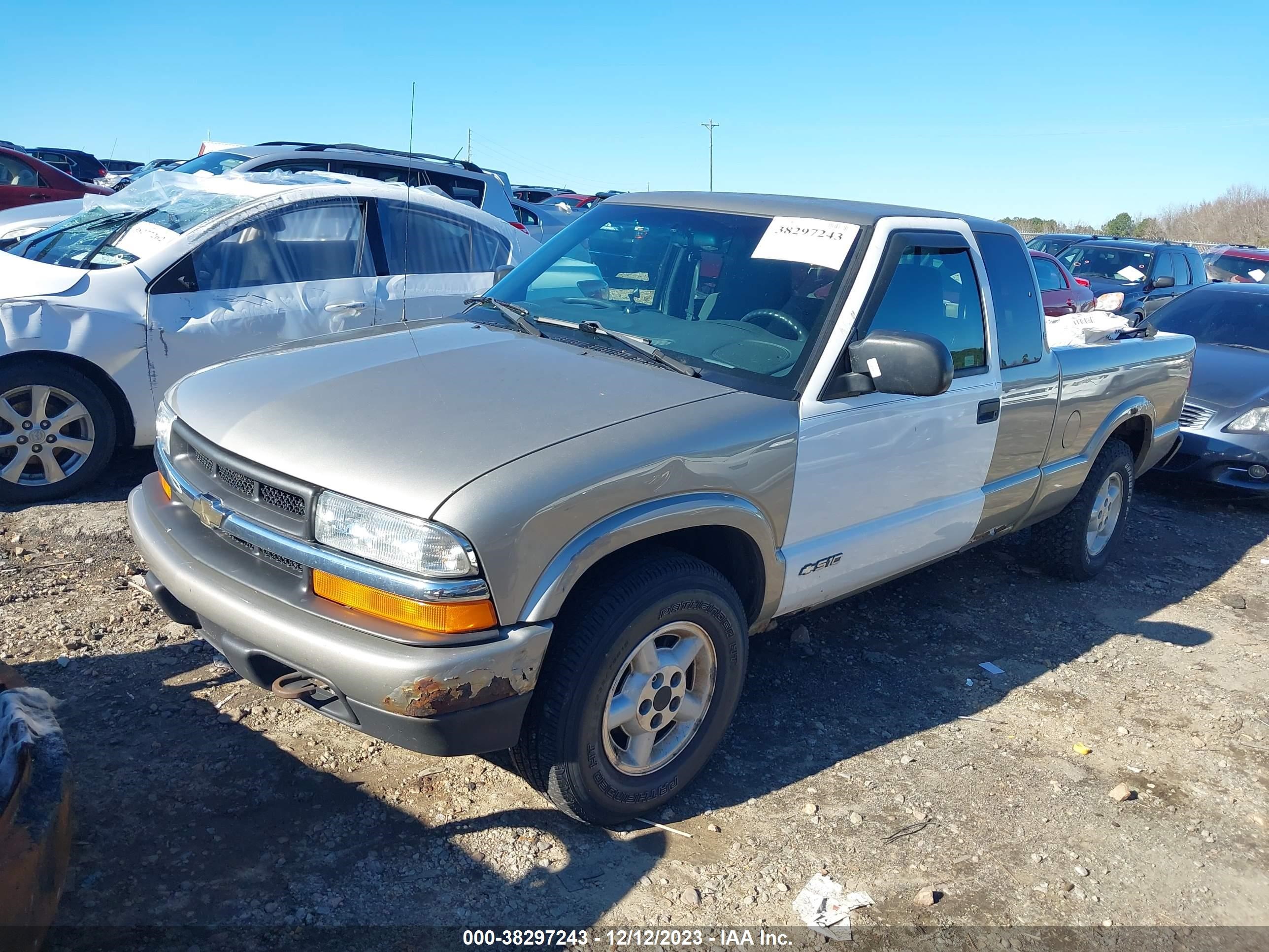 Photo 1 VIN: 1GCDT19W928206931 - CHEVROLET S-10 PICKUP 