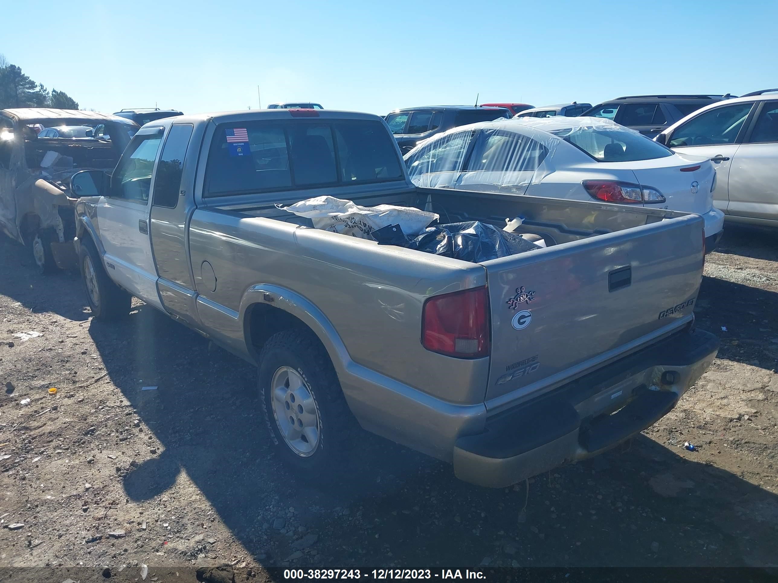 Photo 2 VIN: 1GCDT19W928206931 - CHEVROLET S-10 PICKUP 