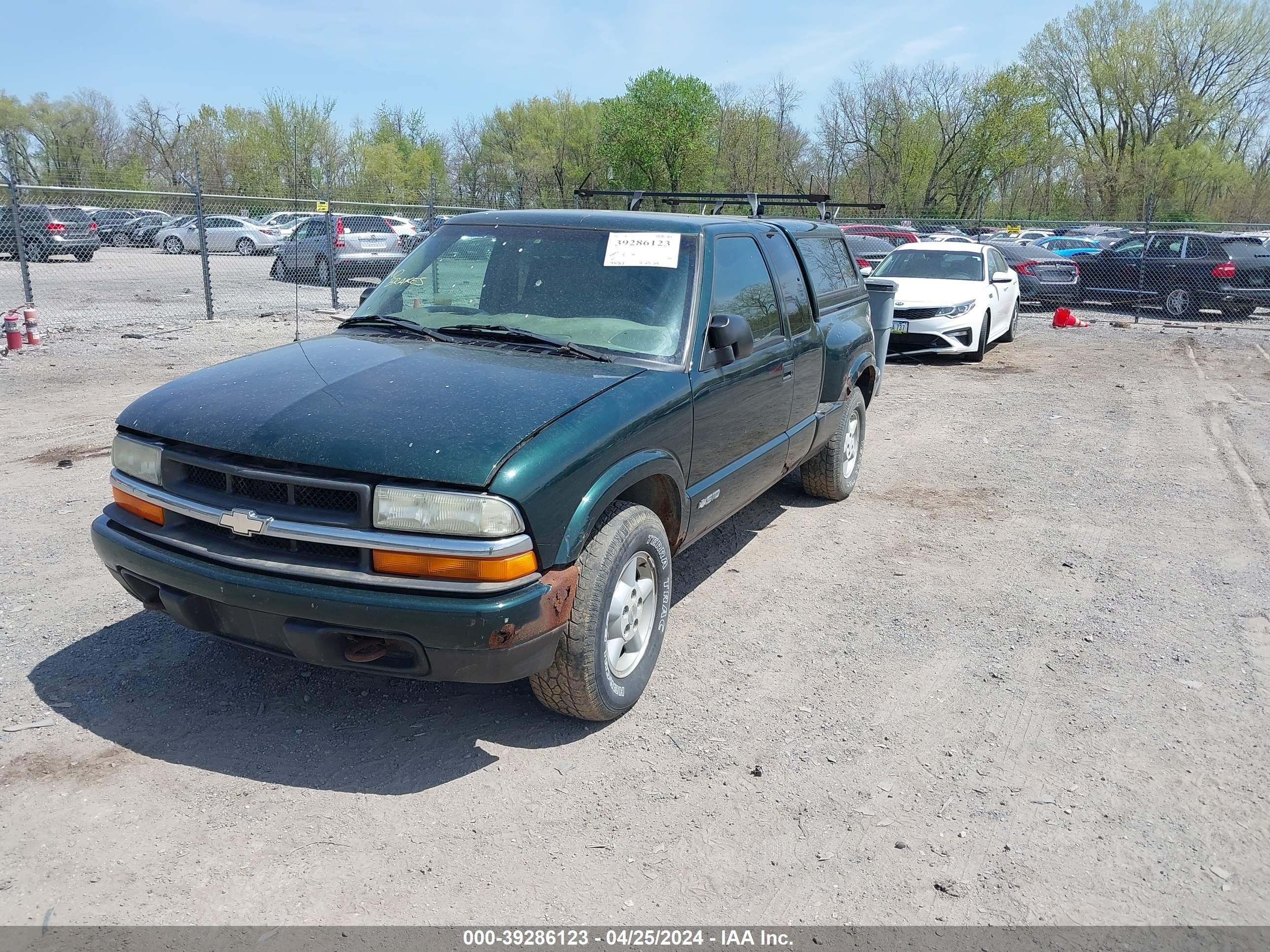 Photo 1 VIN: 1GCDT19X438190972 - CHEVROLET S-10 PICKUP 