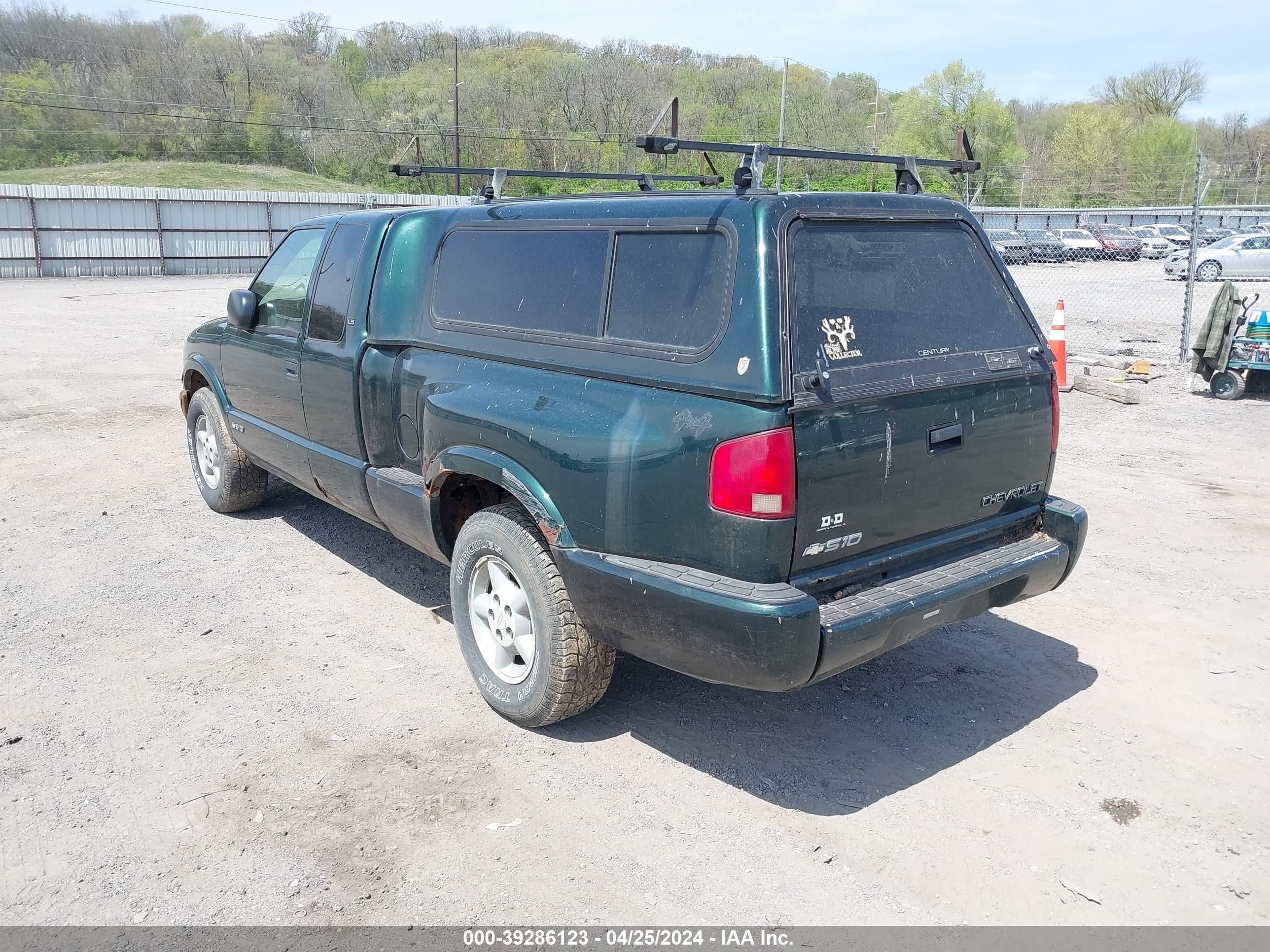 Photo 2 VIN: 1GCDT19X438190972 - CHEVROLET S-10 PICKUP 