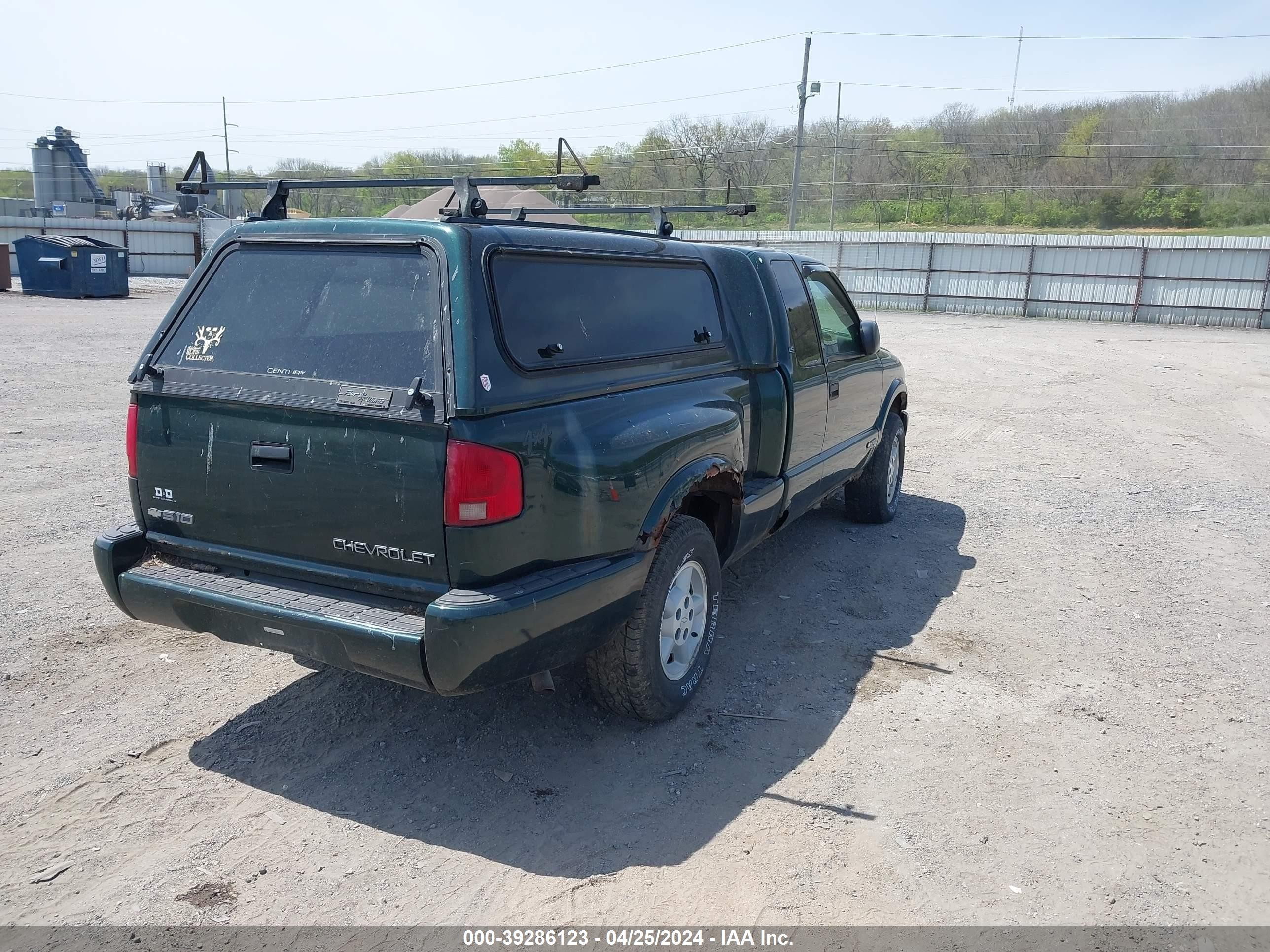 Photo 3 VIN: 1GCDT19X438190972 - CHEVROLET S-10 PICKUP 