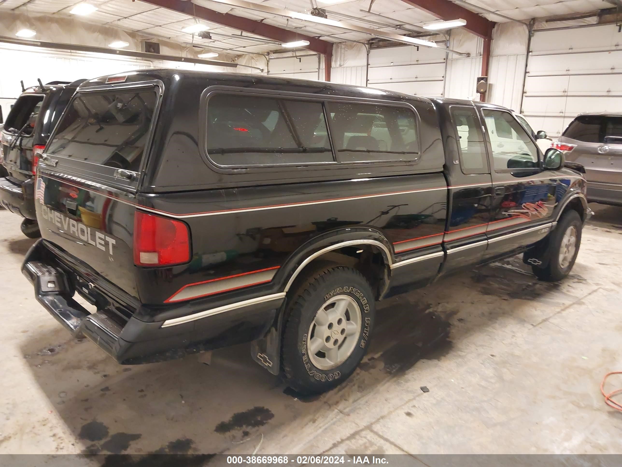 Photo 3 VIN: 1GCDT19X5V8163010 - CHEVROLET S-10 PICKUP 