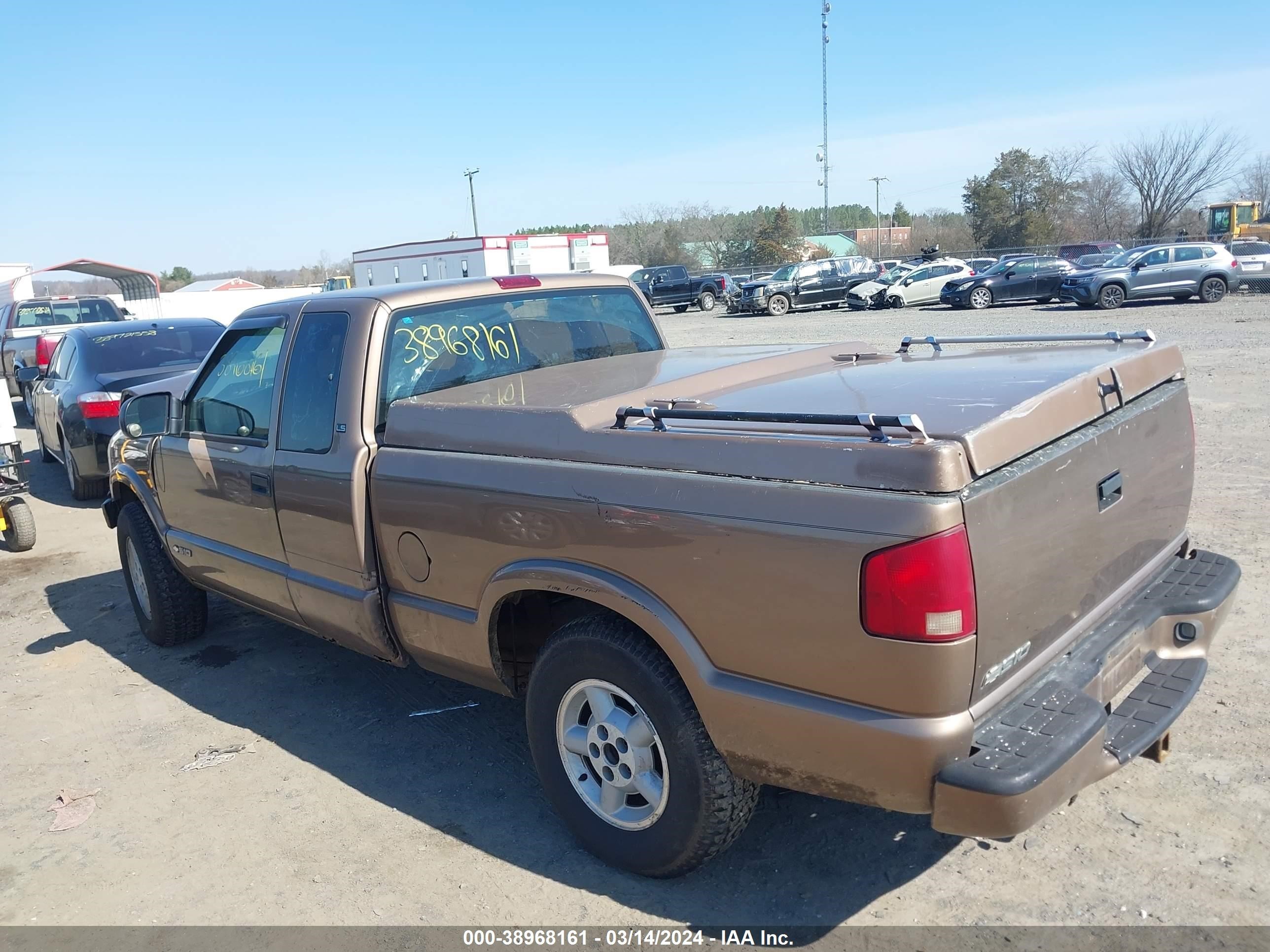 Photo 2 VIN: 1GCDT19X938217311 - CHEVROLET S-10 PICKUP 