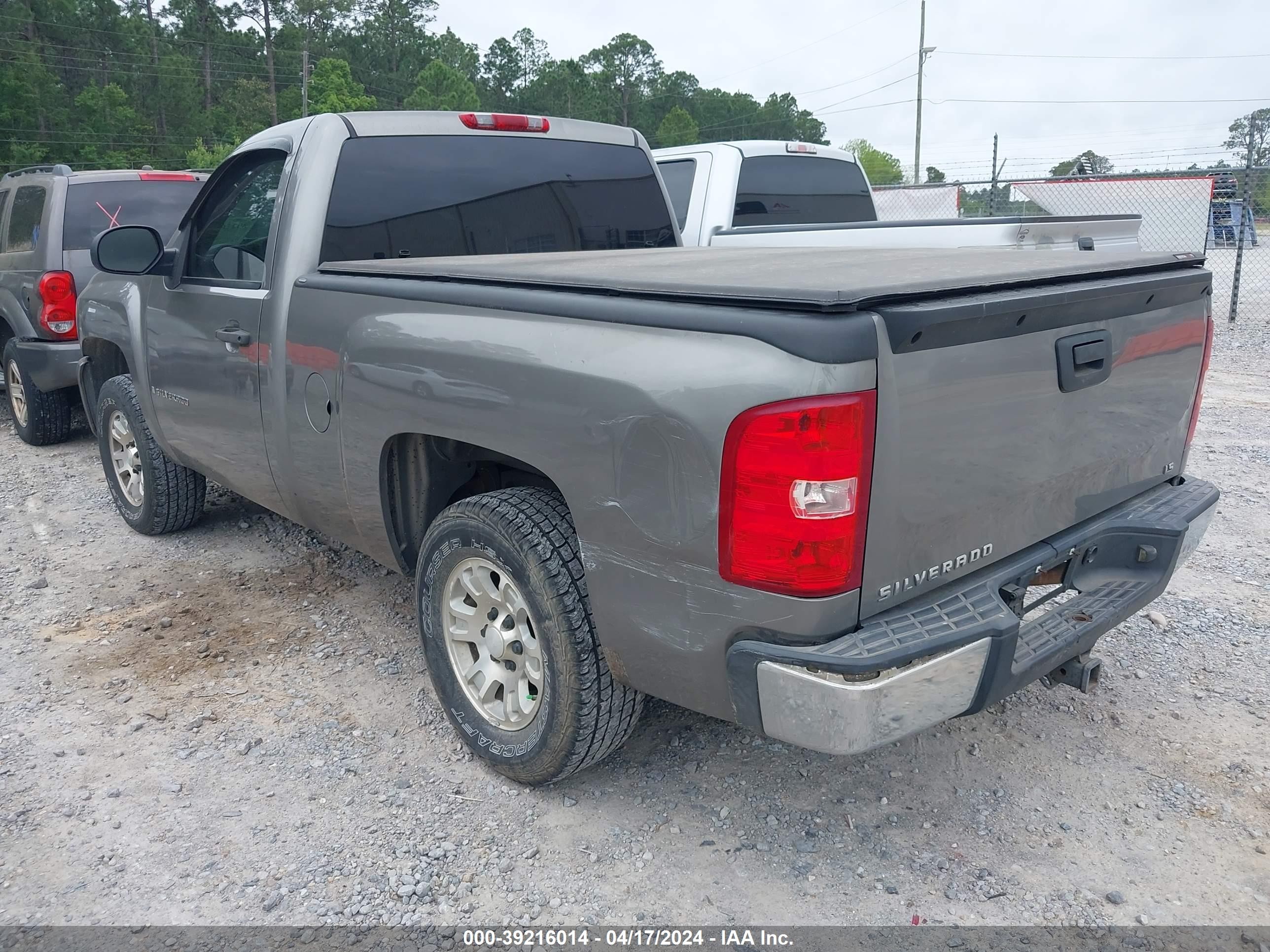 Photo 2 VIN: 1GCEC14C07Z618819 - CHEVROLET SILVERADO 