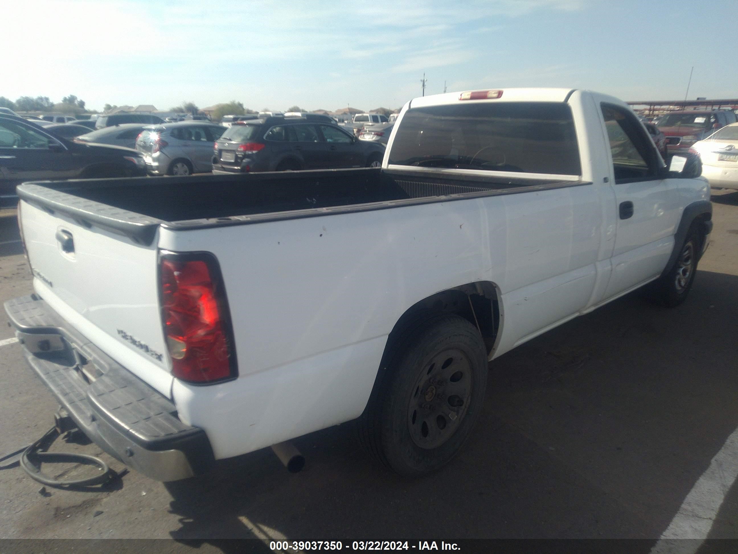 Photo 3 VIN: 1GCEC14T05Z334877 - CHEVROLET SILVERADO 