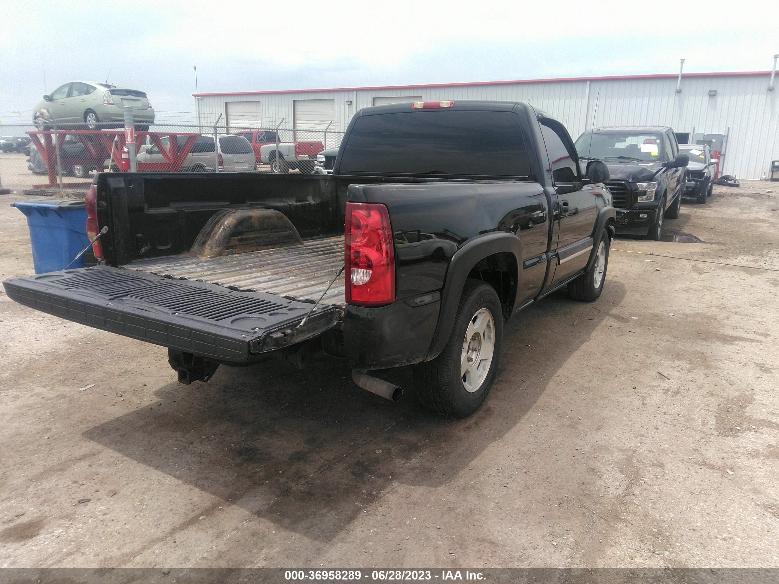 Photo 3 VIN: 1GCEC14T13Z338689 - CHEVROLET SILVERADO 