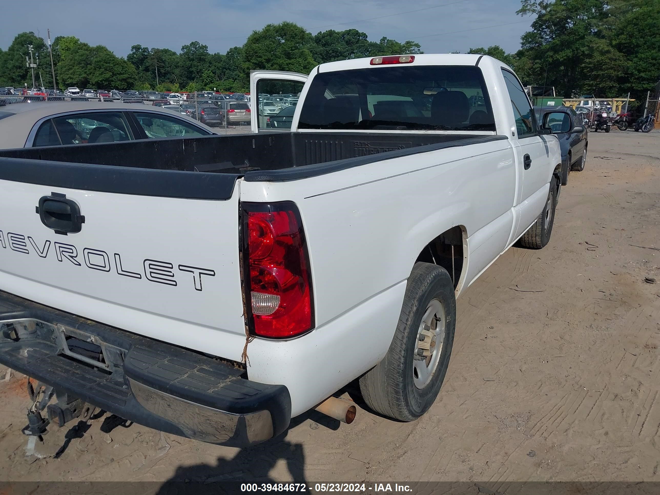 Photo 3 VIN: 1GCEC14T14E196966 - CHEVROLET SILVERADO 