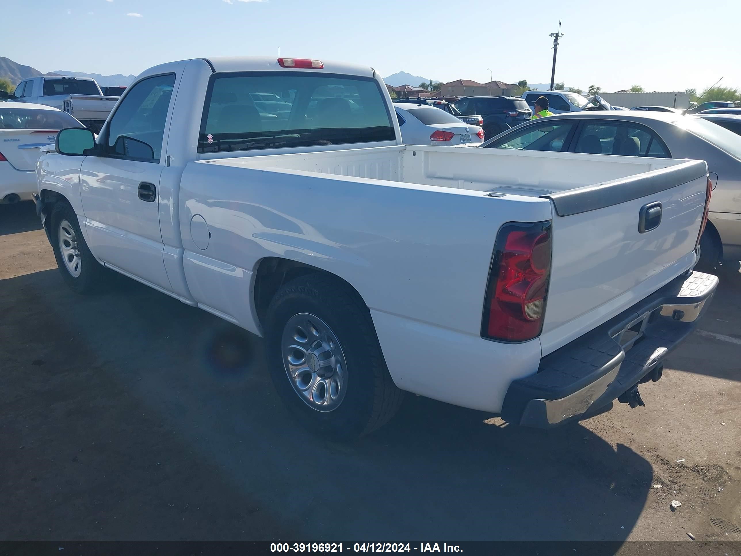 Photo 2 VIN: 1GCEC14V05Z112843 - CHEVROLET SILVERADO 